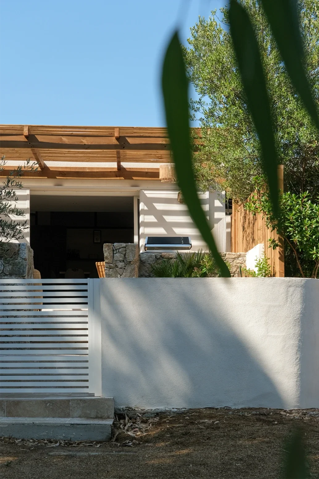 Lancement de média sociaux, stratégie de communication, shooting photo et montage vidéo Réel Instagram, pour la gestion et le développement des réseaux sociaux d'un hotel en Corse, par ZACE - Agence de communication digitale à Corte, en Corse.