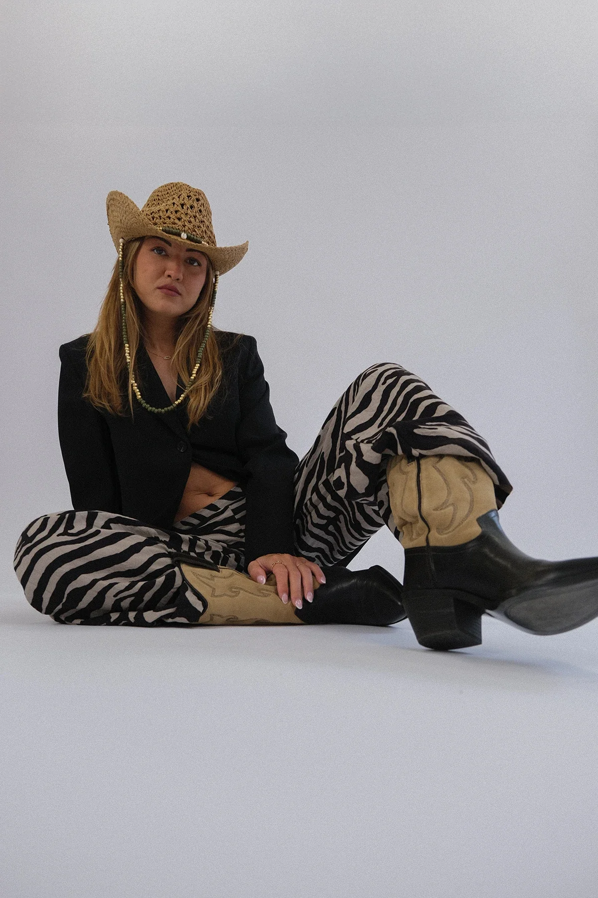 Direction artistique, shooting photo one shot en studio photographie, pour l'image de marque d'une marque Corse, par ZACE - Agence de communication digitale en Corse.