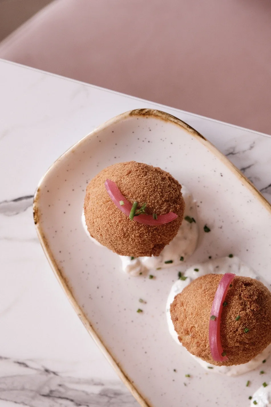 Branding, feed Instagram, stratégie de communication, shooting photo et montage vidéo Réel Instagram, pour la gestion et le développement des réseaux sociaux d'un restaurant en Corse, par ZACE - Agence de communication digitale à Corte.