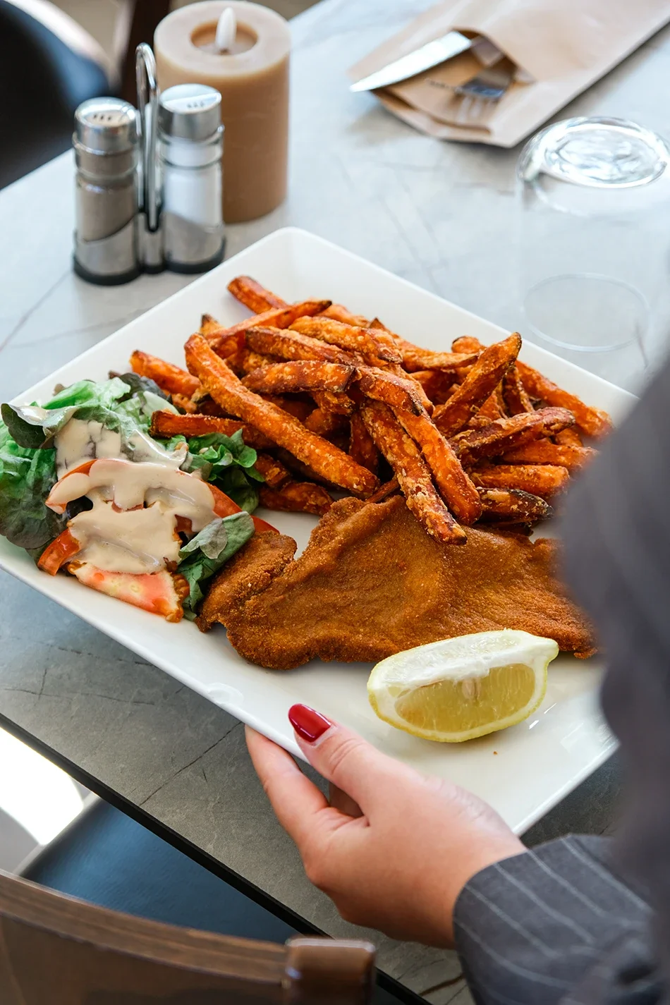 Feed Instagram, stratégie de communication, shooting photo et montage vidéo Réel Instagram, pour la gestion et le développement des réseaux sociaux d'un restaurant en Corse, par ZACE - Agence de communication digitale à Corte.