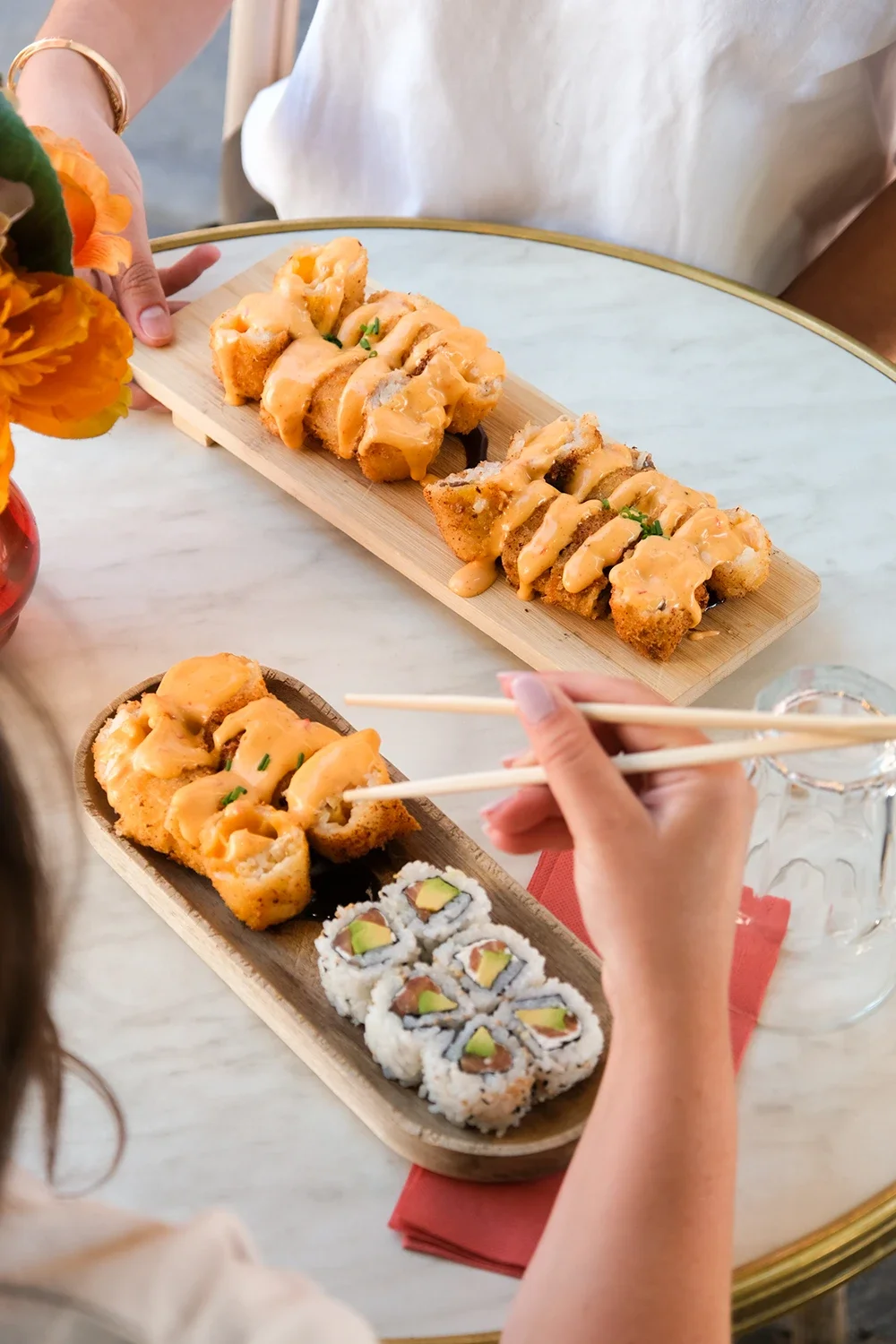 Assortiment de sushis et de tempura avec sauce dans un restaurant japonais.