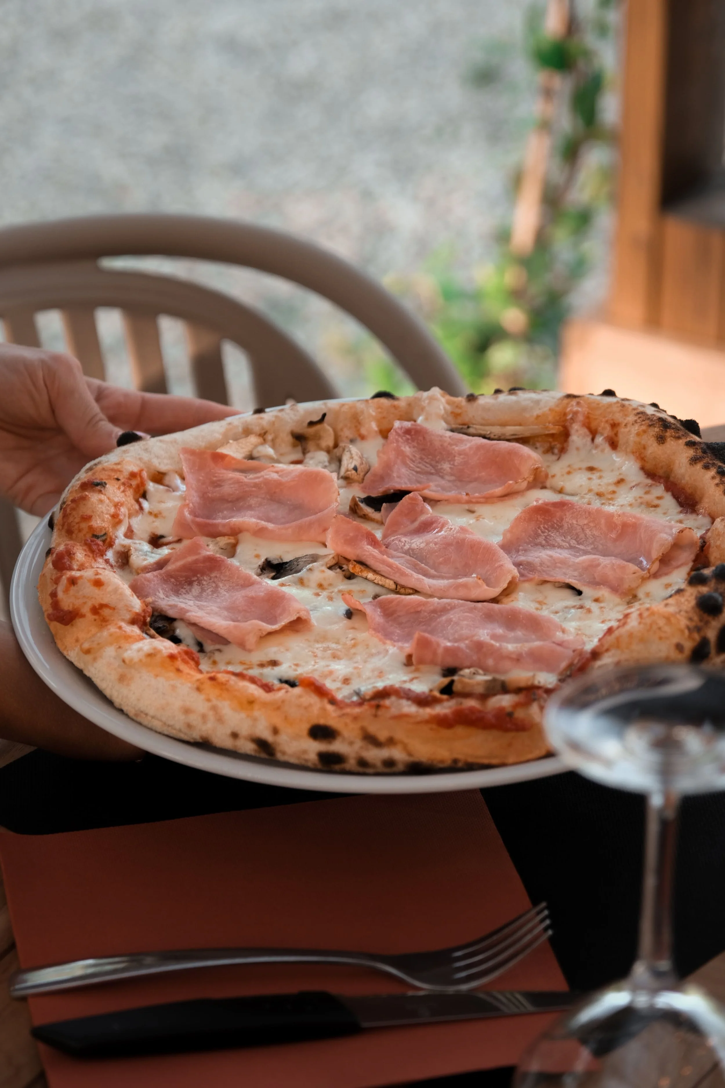 Création de feed instagram, stratégie de communication, shooting photo et video, pour la création de contenus, la gestion et le développement des réseaux sociaux d'un restaurant en Corse, par ZACE - Agence de communication digitale à Corte, en Corse.
