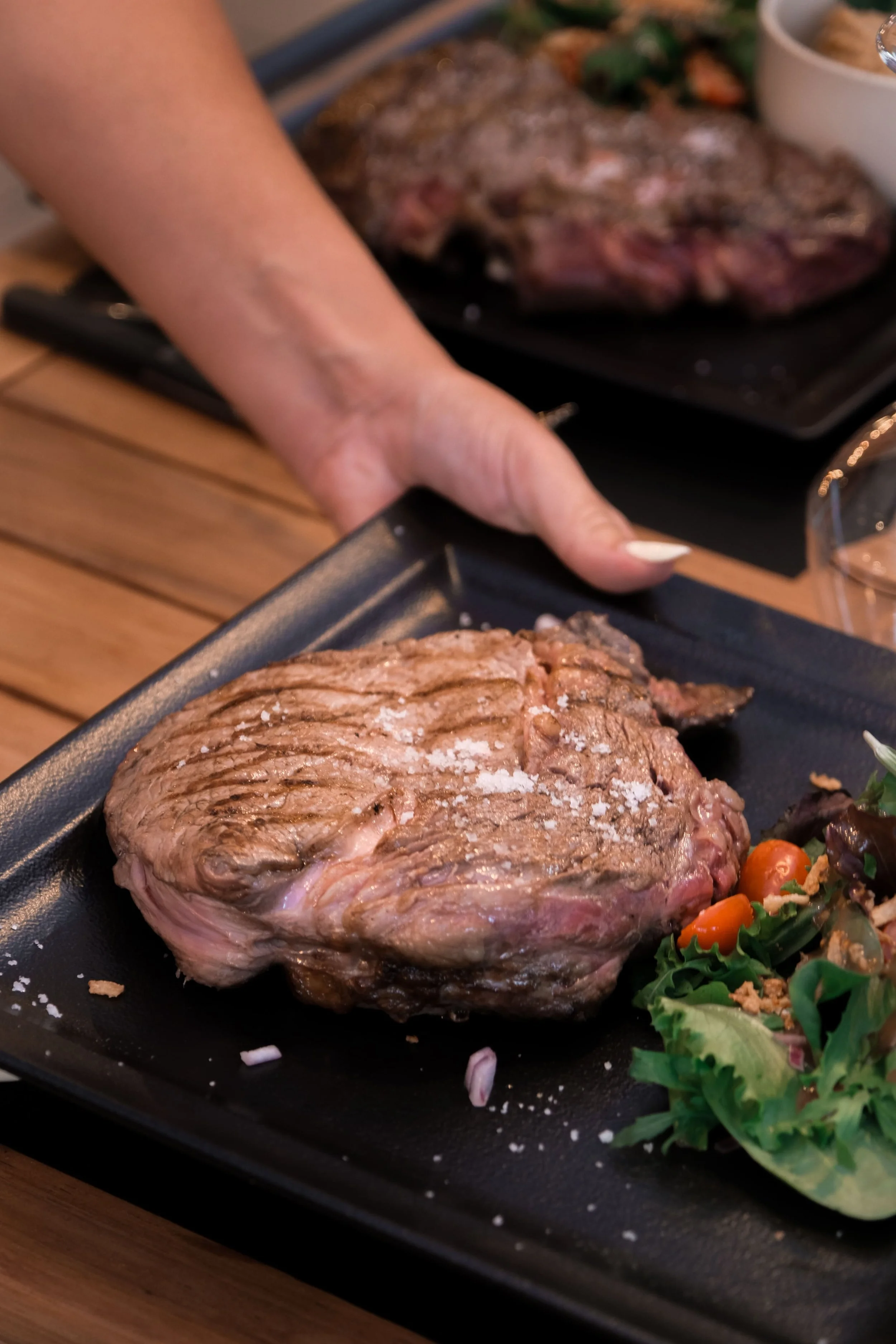Création de feed instagram, stratégie de communication, shooting photo et video, pour la création de contenus, la gestion et le développement des réseaux sociaux d'un restaurant en Corse, par ZACE - Agence de communication digitale à Corte, en Corse.