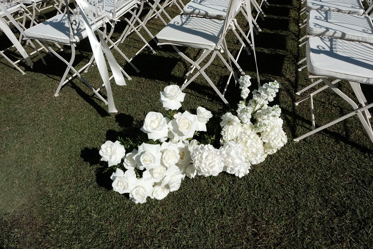 Direction artistique, shooting photo et montage vidéo Réel Instagram one shot, pour l'image de marque d'une fleuriste et décoratrice, par ZACE - Agence de communication digitale à Corte.
