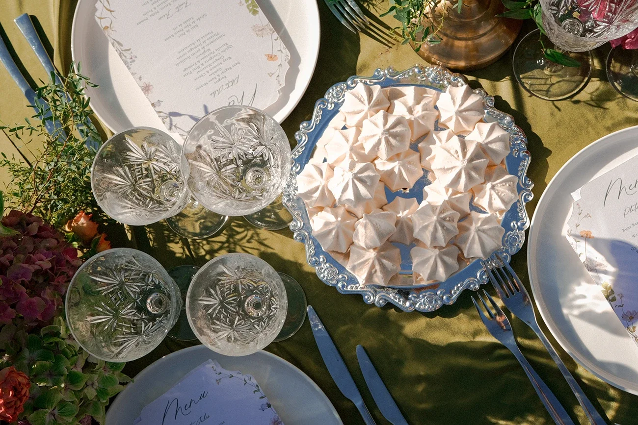 Direction artistique, shooting photo et montage vidéo Réel Instagram one shot, pour l'image de marque d'une fleuriste et décoratrice, par ZACE - Agence de communication digitale à Corte.