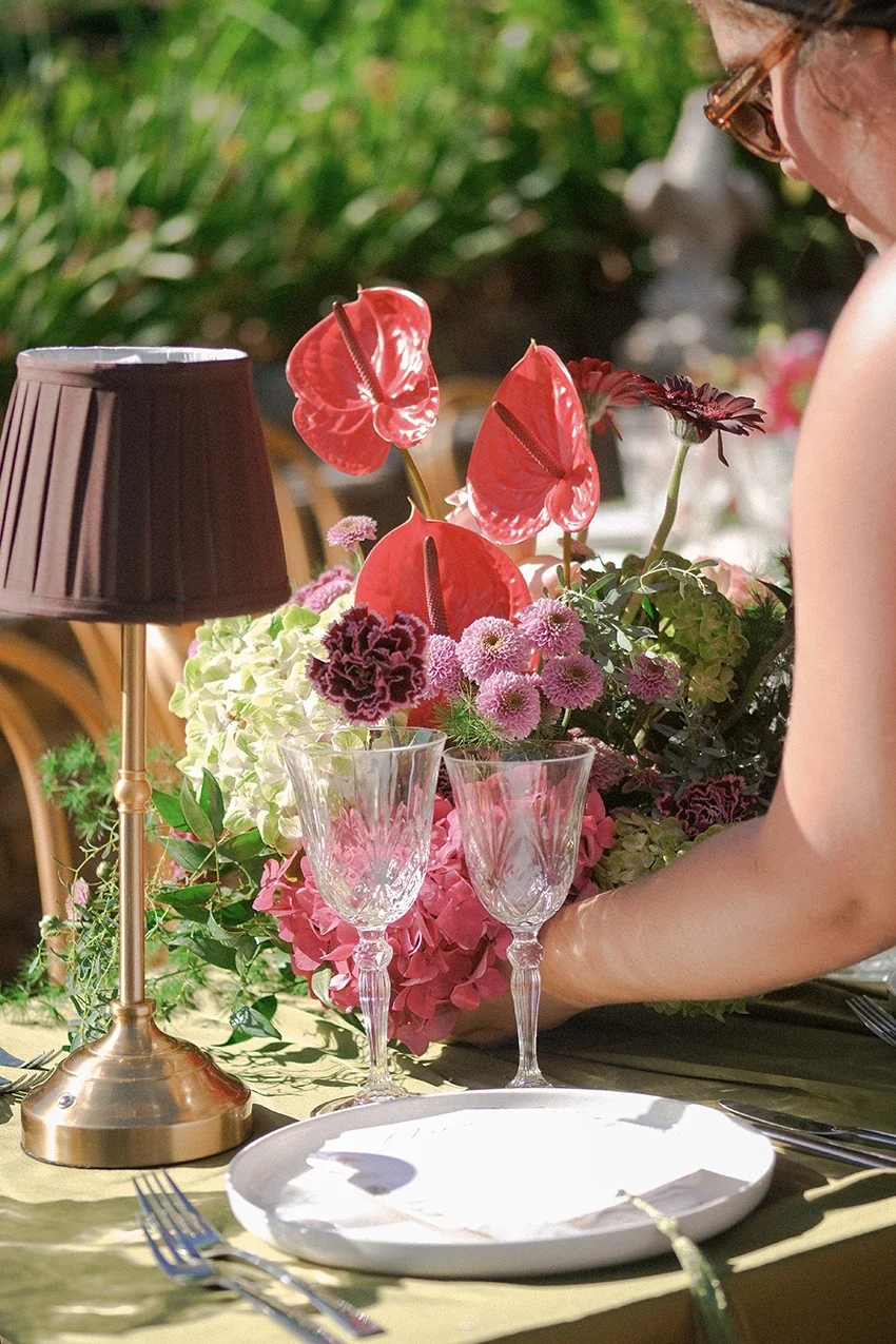 Direction artistique, shooting photo et montage vidéo Réel Instagram one shot, pour l'image de marque d'une fleuriste et décoratrice, par ZACE - Agence de communication digitale à Corte.