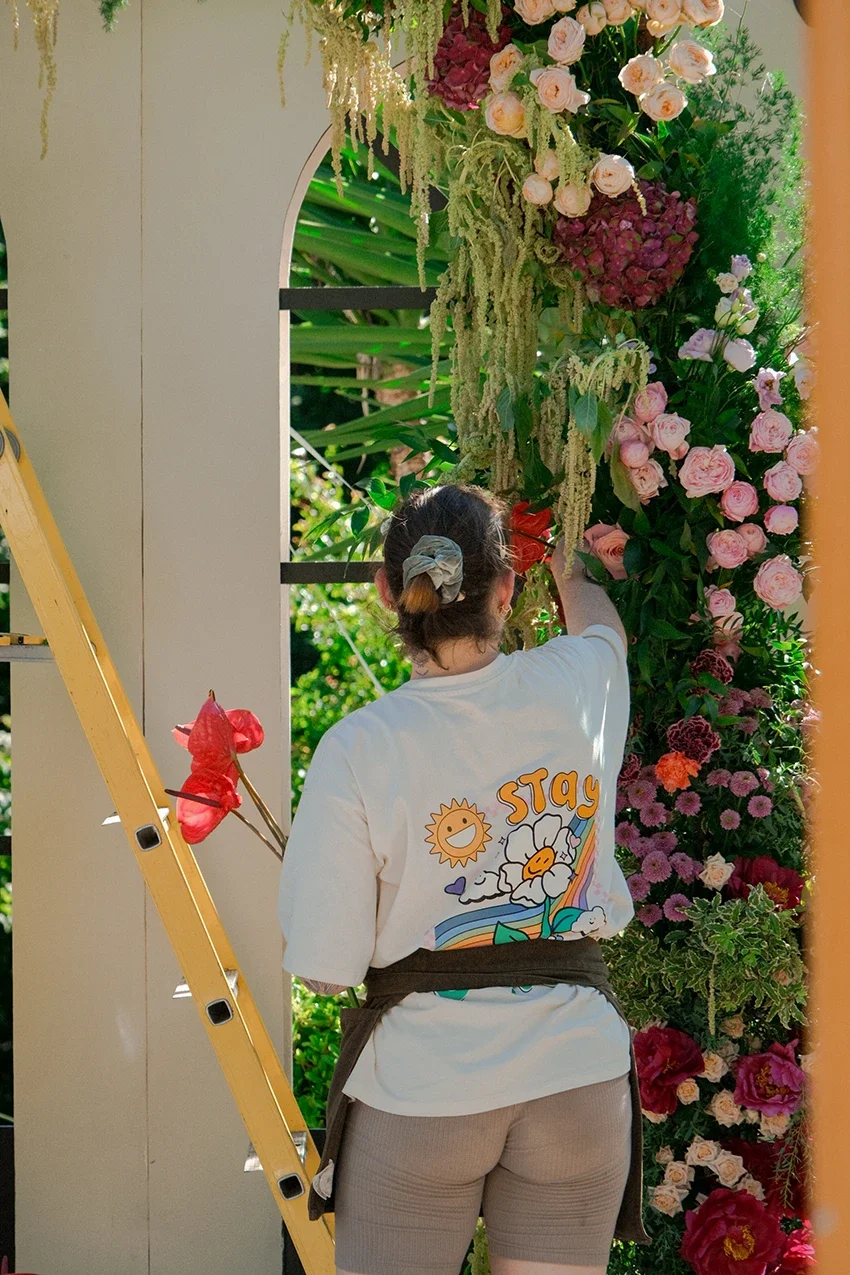 Direction artistique, shooting photo et montage vidéo Réel Instagram one shot, pour l'image de marque d'une fleuriste et décoratrice, par ZACE - Agence de communication digitale à Corte.