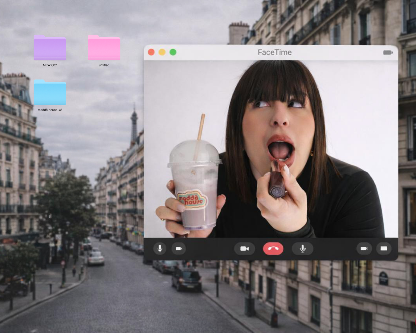 Capture d'écran d'un appel vidéo FaceTime montrant une femme avec une gourde et une barre de chocolat dans la bouche, sur fond d'une ville avec des bâtiments parisiens.