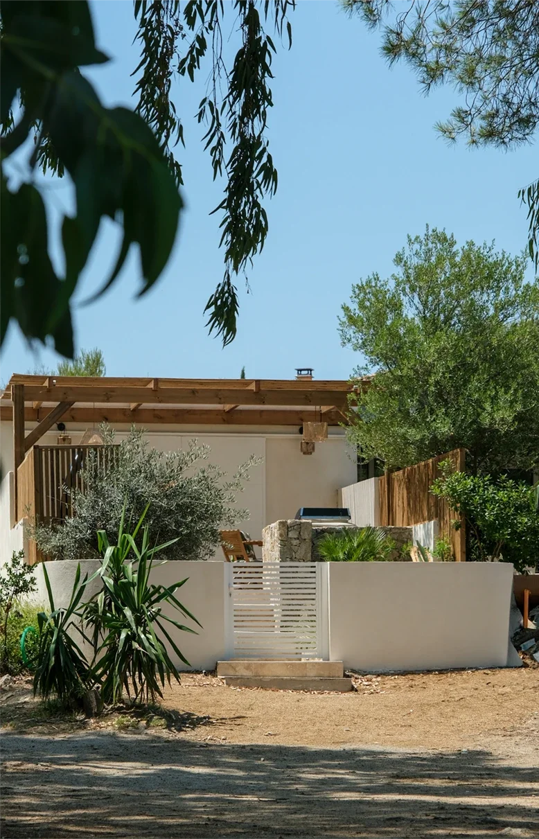 Lancement de média sociaux, stratégie de communication, shooting photo et montage vidéo Réel Instagram, pour la gestion et le développement des réseaux sociaux d'un hotel en Corse, par ZACE - Agence de communication digitale à Corte, en Corse.