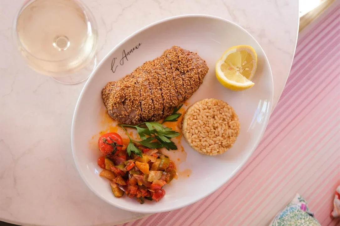 Stratégie de communication, shooting photo et montage vidéo Réel Instagram, pour la gestion et le développement des réseaux sociaux d'un restaurant en Corse, par ZACE - Agence de communication digitale à Corte, en Corse.