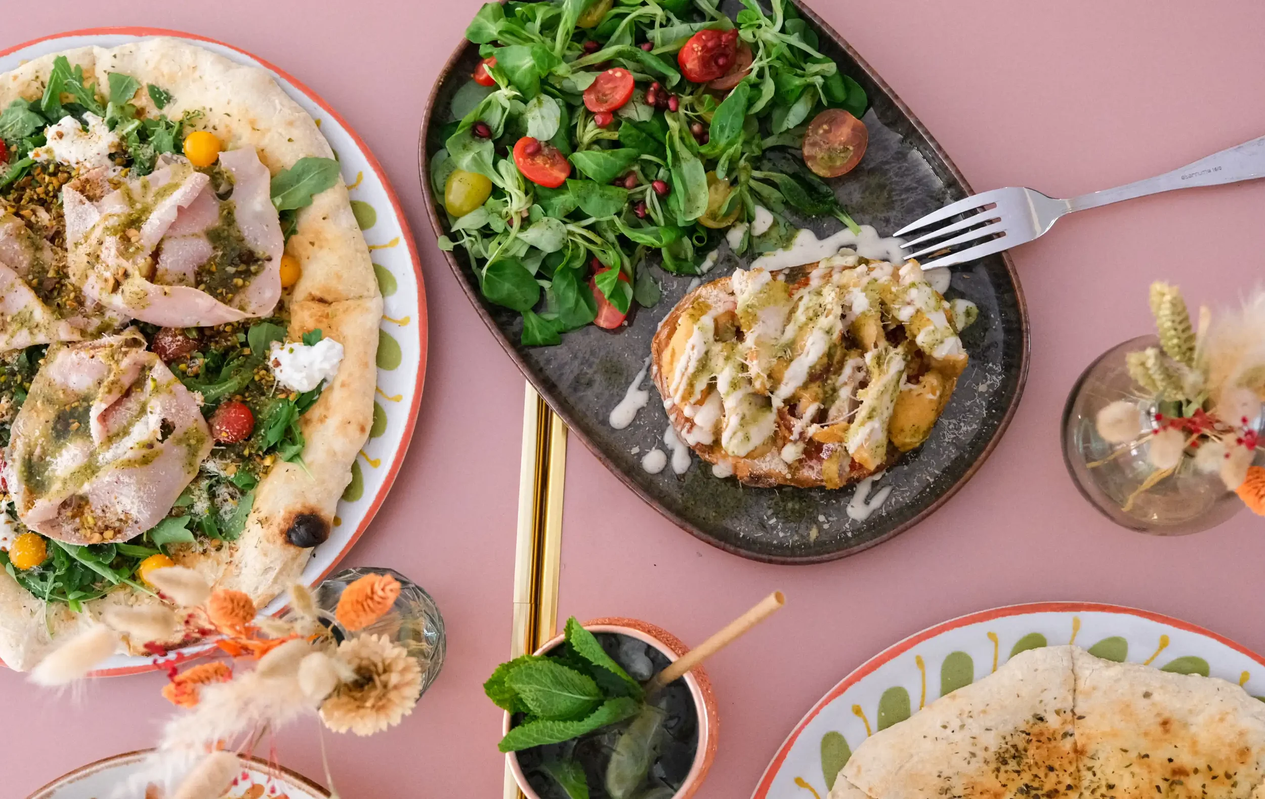 Branding, stratégie de communication, shooting photo et video, pour la création de contenus, la gestion et le développement des réseaux sociaux d'un restaurant en Corse, par ZACE - Agence de communication digitale à Corte, en Corse.
