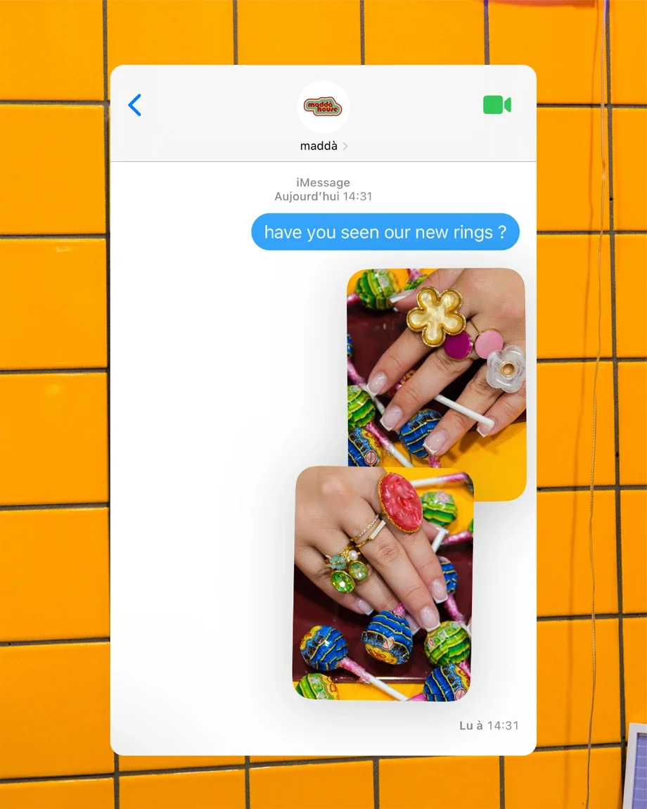 Conversation de messagerie sur un téléphone montrant deux photos de bagues colorées avec des bonbons multicolores en arrière-plan.