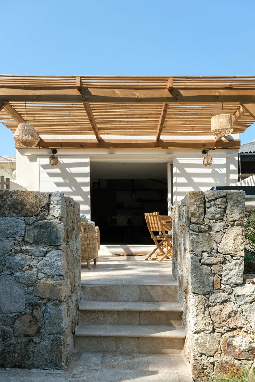 Lancement de média sociaux, stratégie de communication, shooting photo et montage vidéo Réel Instagram, pour la gestion et le développement des réseaux sociaux d'un hotel en Corse, par ZACE - Agence de communication digitale à Corte, en Corse.