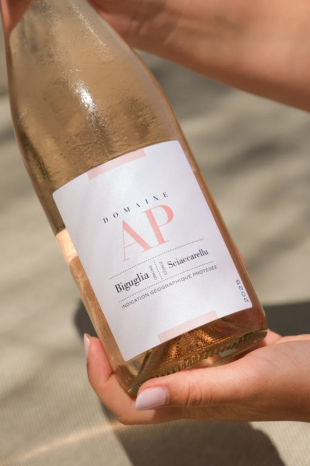 Bouteille de vin rosé Domaine AP, étiquette indiquant Biguglia, Sciaccarellu, indication géographique protégée, année 2025.