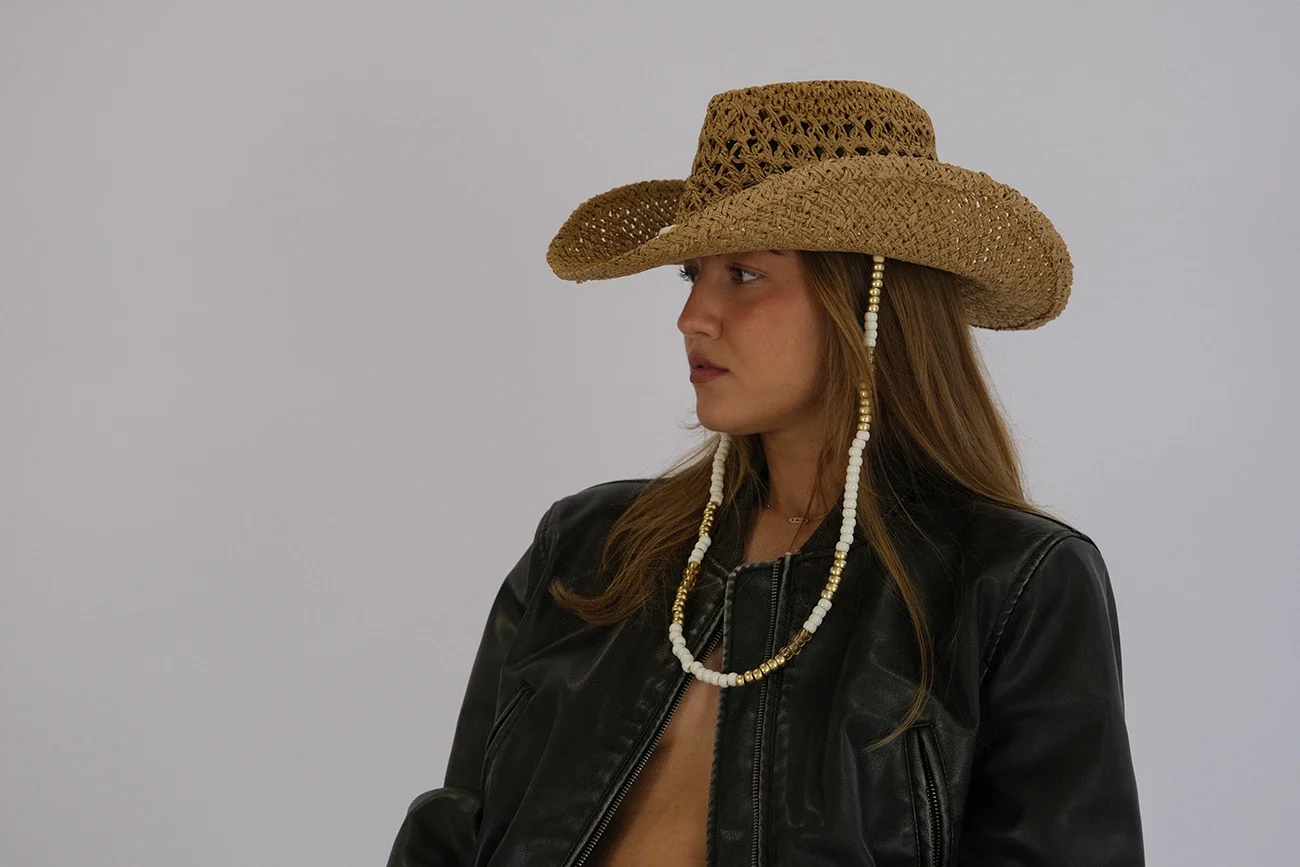 Direction artistique, shooting photo one shot en studio photographie, pour l'image de marque d'une marque Corse, par ZACE - Agence de communication digitale en Corse.