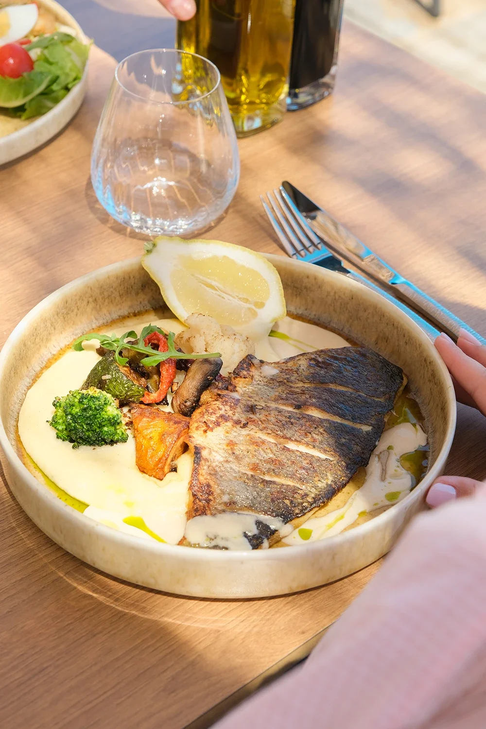 Stratégie de communication digitale, shooting photo et vidéo réel Instagram, pour la gestion et le développement d'un restaurant en Corse, par ZACE - Agence de communication digitale à Corte, en Corse.