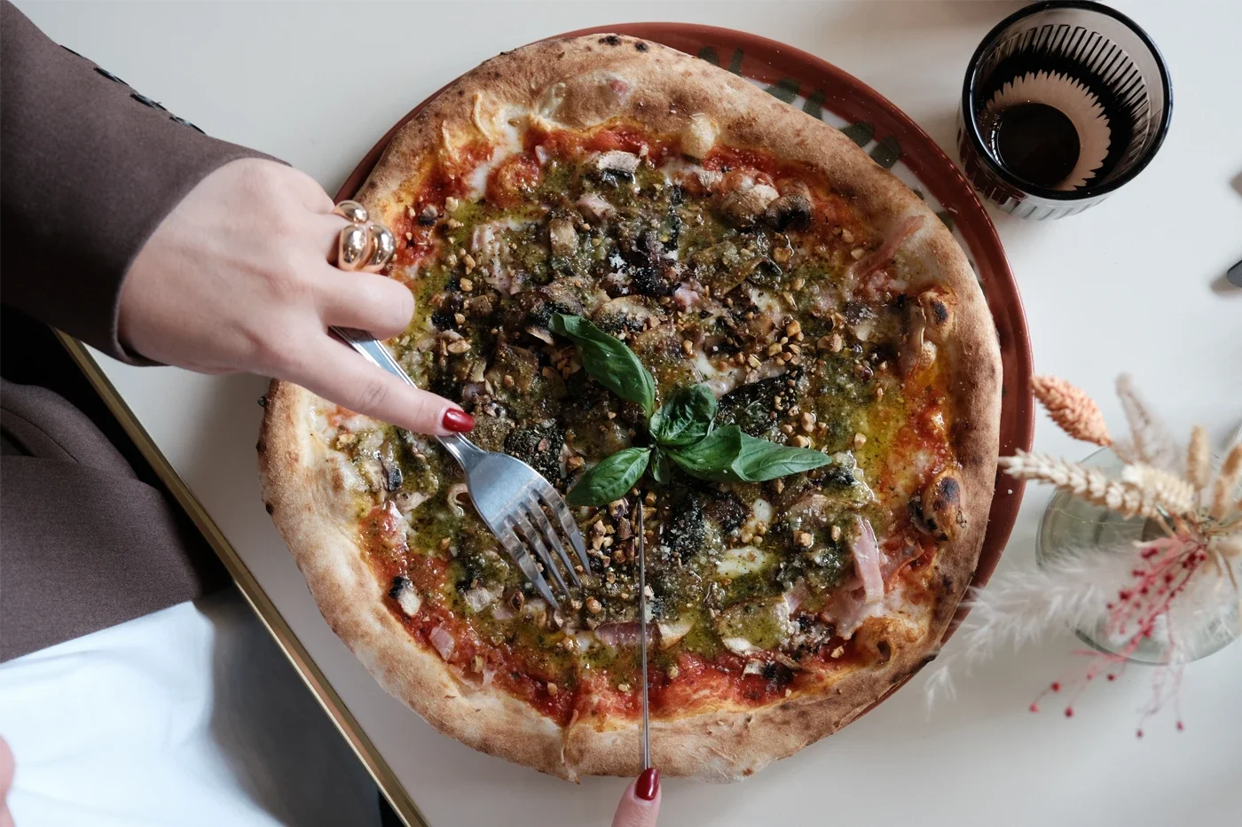 Création de feed instagram, stratégie de communication, shooting photo et video, pour la création de contenus, la gestion et le développement des réseaux sociaux d'un restaurant en Corse, par ZACE - Agence de communication digitale à Corte, en Corse.