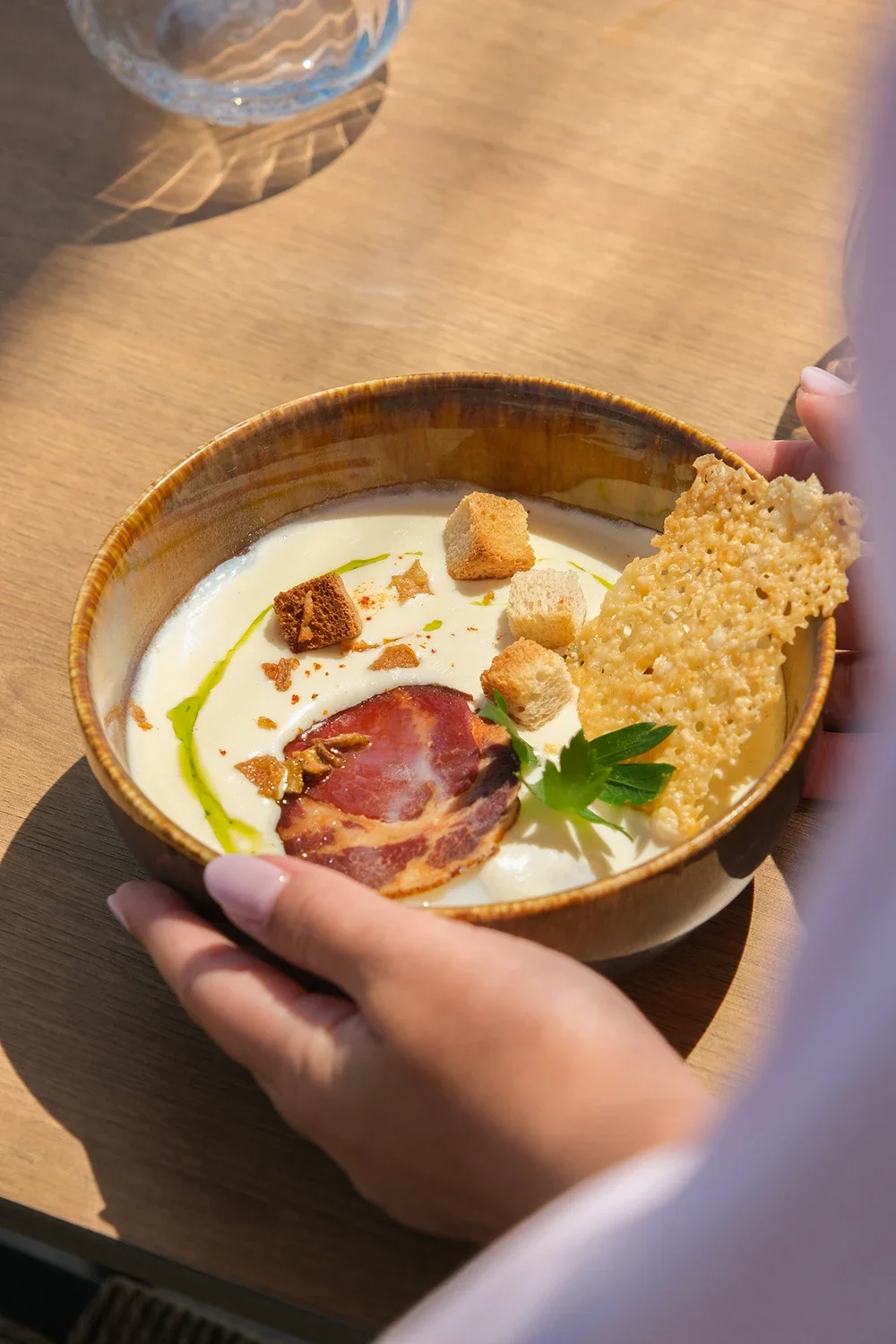 Stratégie de communication digitale, shooting photo et vidéo réel Instagram, pour la gestion et le développement d'un restaurant en Corse, par ZACE - Agence de communication digitale à Corte, en Corse.