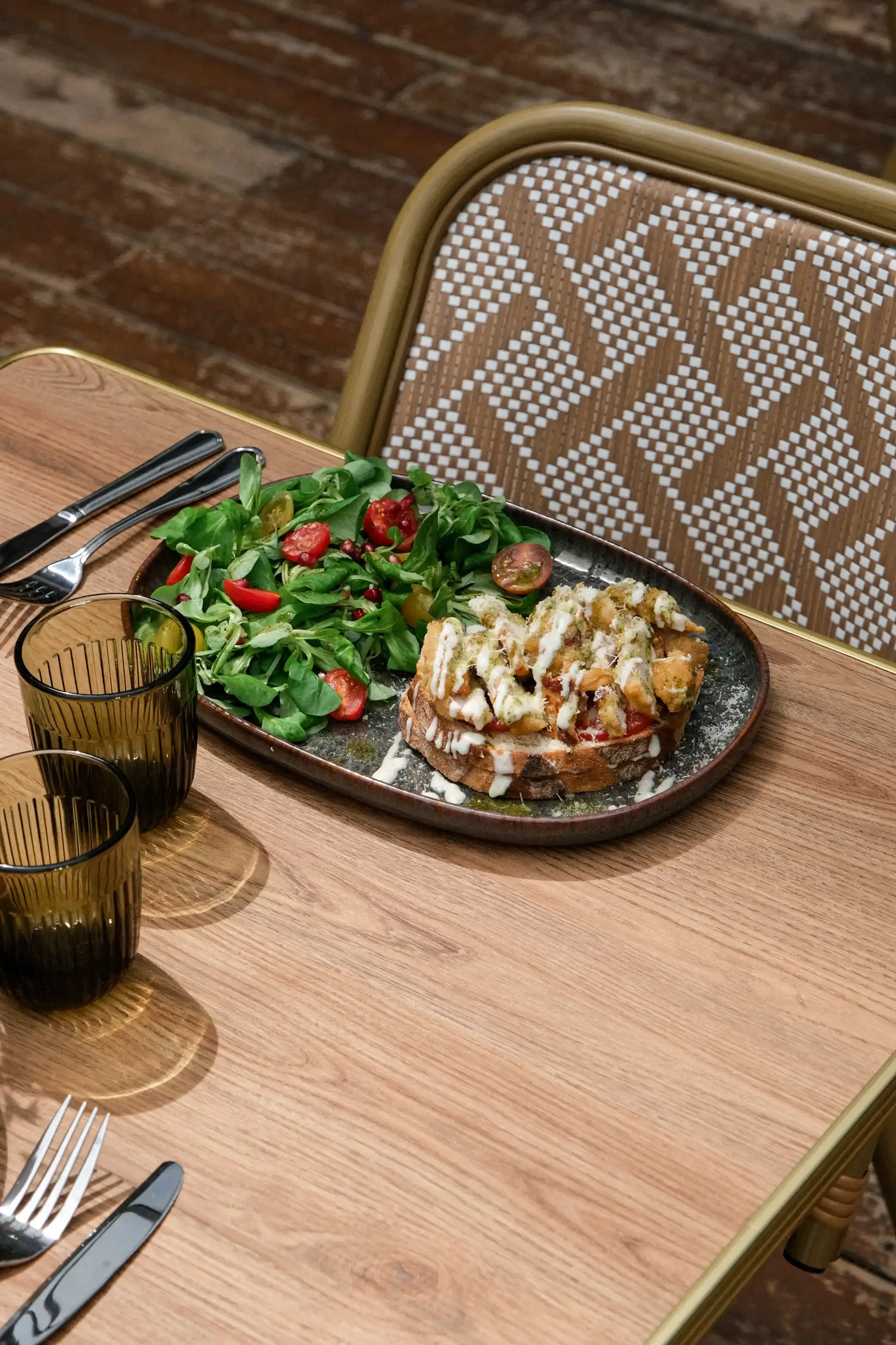 Branding, stratégie de communication, shooting photo et video, pour la création de contenus, la gestion et le développement des réseaux sociaux d'un restaurant en Corse, par ZACE - Agence de communication digitale à Corte, en Corse.