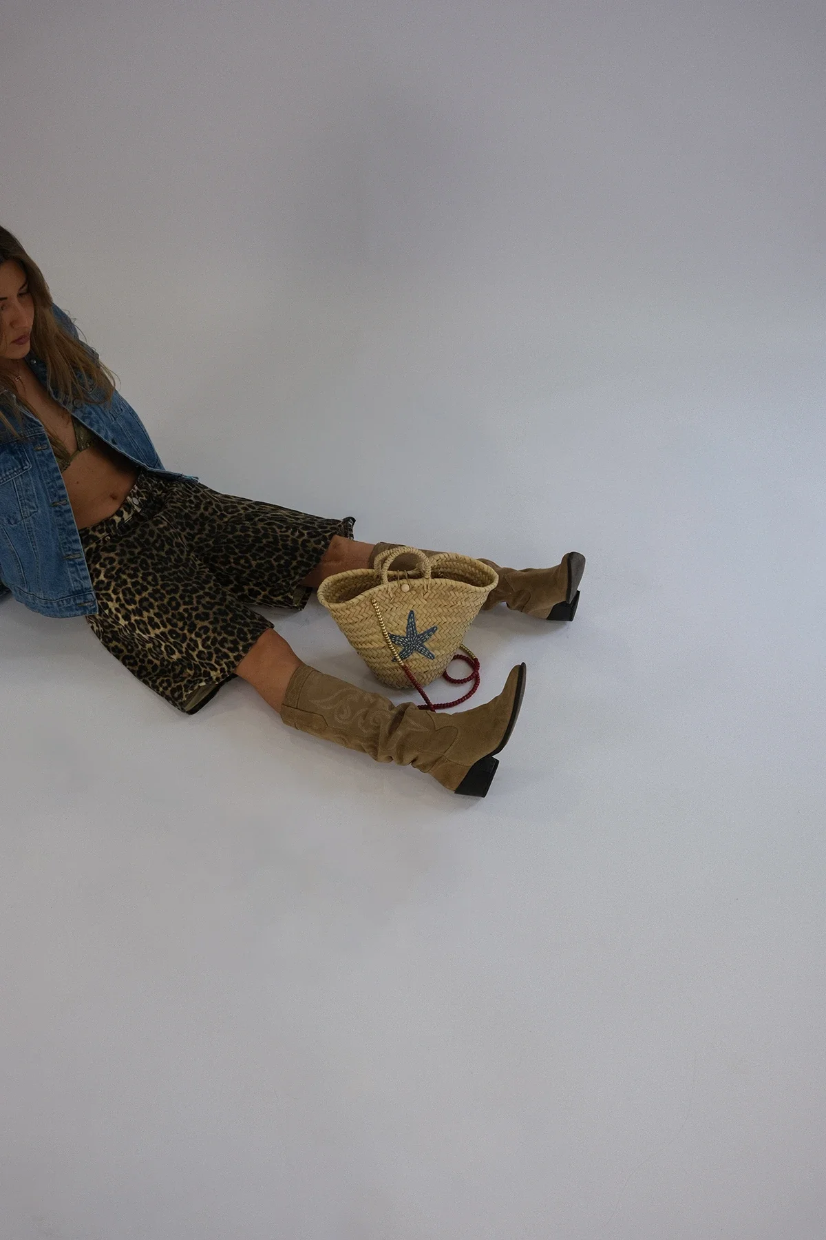 Direction artistique, shooting photo one shot en studio photographie, pour l'image de marque d'une marque Corse, par ZACE - Agence de communication digitale à Corte.