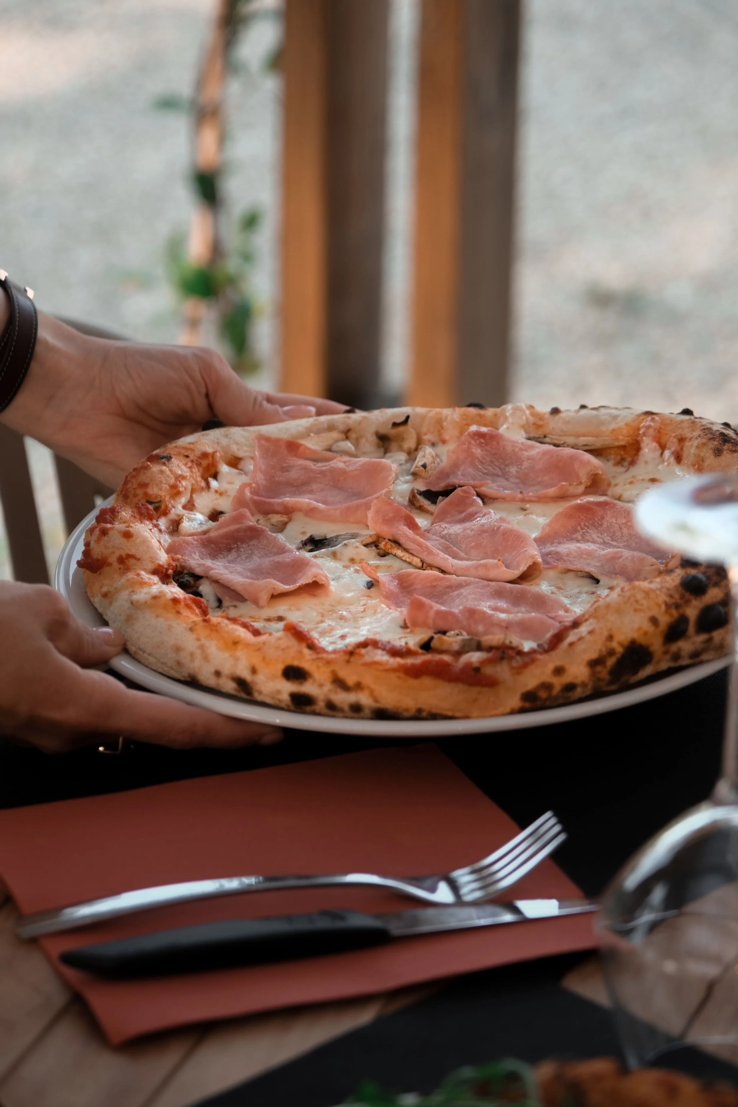 Création de feed instagram, stratégie de communication, shooting photo et video, pour la création de contenus, la gestion et le développement des réseaux sociaux d'un restaurant en Corse, par ZACE - Agence de communication digitale à Corte, en Corse.