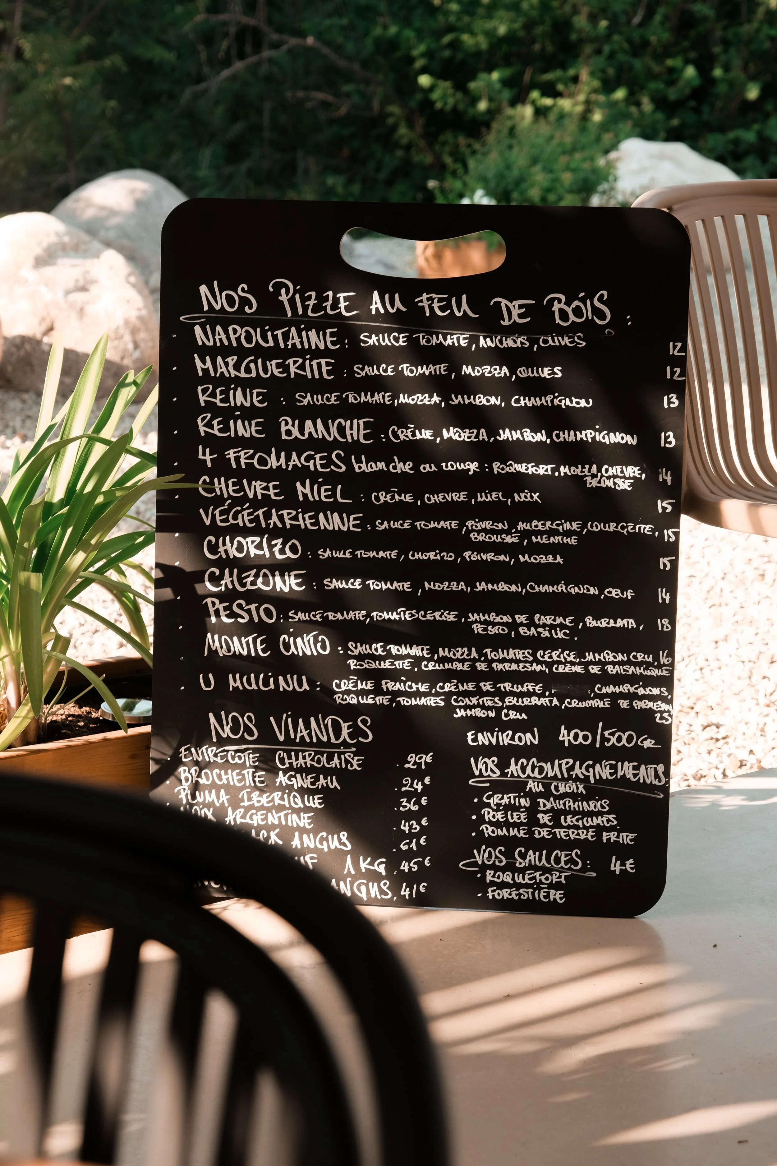 Création de feed instagram, stratégie de communication, shooting photo et video, pour la création de contenus, la gestion et le développement des réseaux sociaux d'un restaurant en Corse, par ZACE - Agence de communication digitale à Corte, en Corse.
