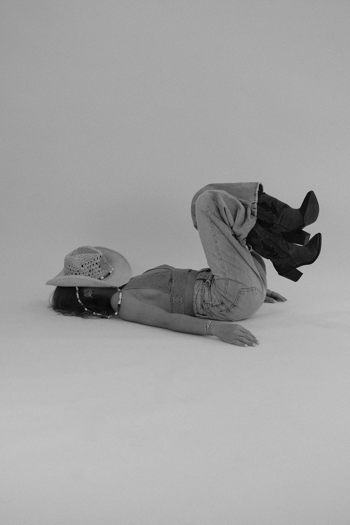 Direction artistique, shooting photo one shot en studio photographie, pour l'image de marque d'une marque Corse, par ZACE - Agence de communication digitale en Corse.
