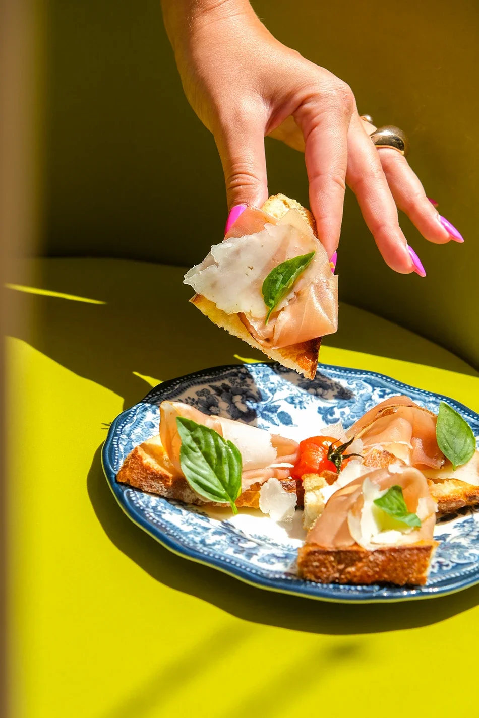 Branding, feed Instagram, stratégie de communication, shooting photo et montage vidéo Réel Instagram, pour la gestion et le développement des réseaux sociaux d'un restaurant en Corse, par ZACE - Agence de communication digitale à Corte.