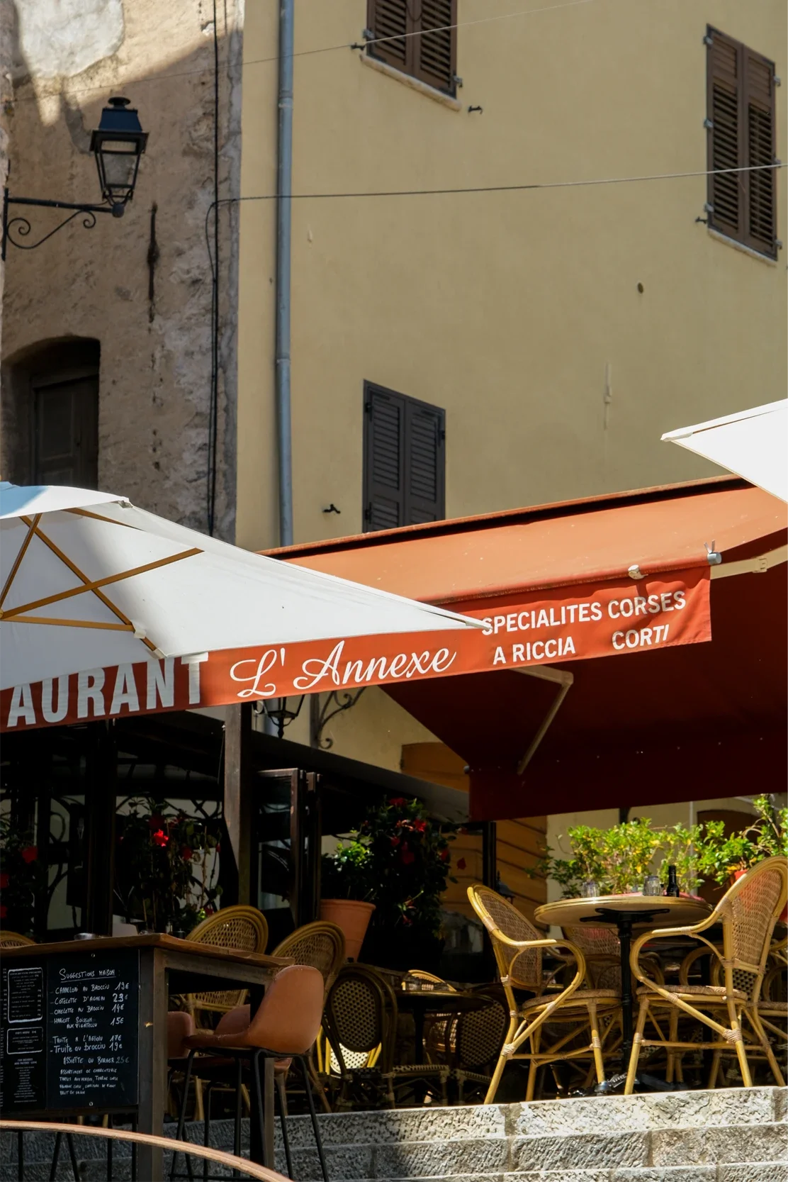 Stratégie de communication, shooting photo et montage vidéo Réel Instagram, pour la gestion et le développement des réseaux sociaux d'un restaurant en Corse, par ZACE - Agence de communication digitale à Corte, en Corse.