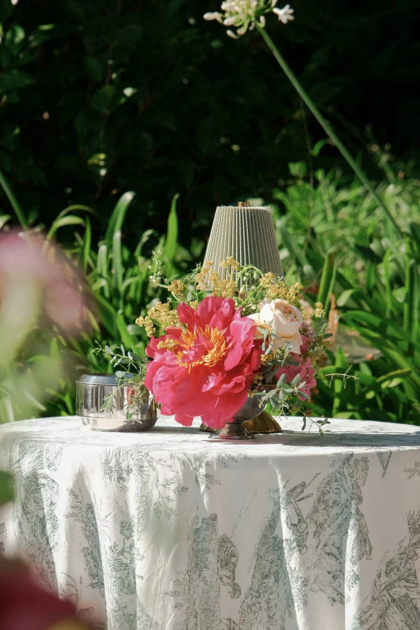 Direction artistique, shooting photo et montage vidéo Réel Instagram one shot, pour l'image de marque d'une fleuriste et décoratrice, par ZACE - Agence de communication digitale à Corte.