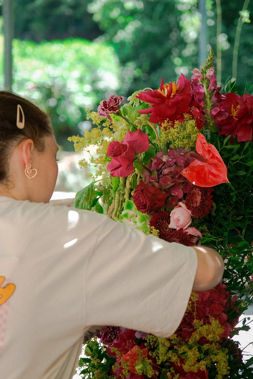 Direction artistique, shooting photo et montage vidéo Réel Instagram one shot, pour l'image de marque d'une fleuriste et décoratrice, par ZACE - Agence de communication digitale à Corte.