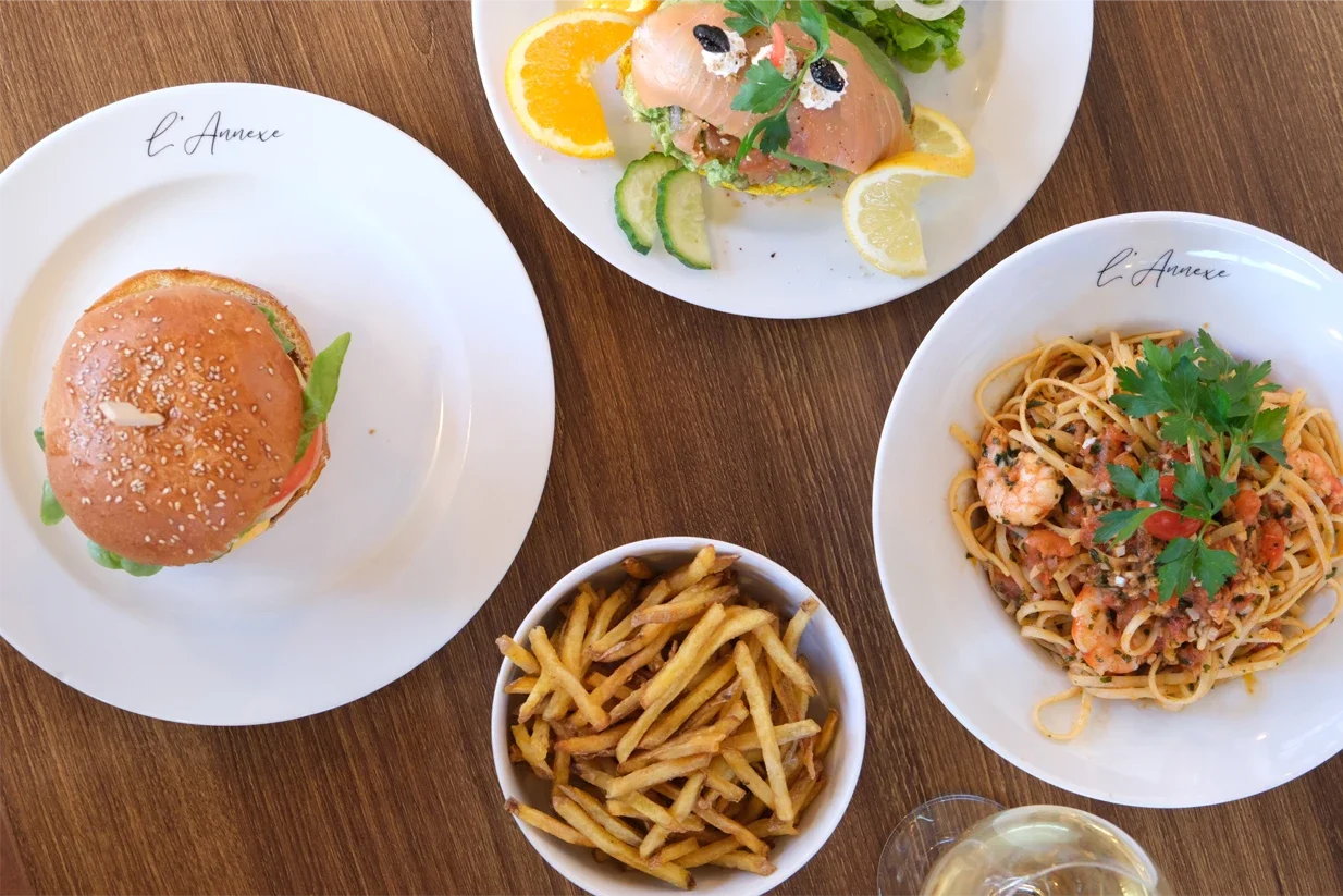 Stratégie de communication, shooting photo et montage vidéo Réel Instagram, pour la gestion et le développement des réseaux sociaux d'un restaurant en Corse, par ZACE - Agence de communication digitale à Corte, en Corse.