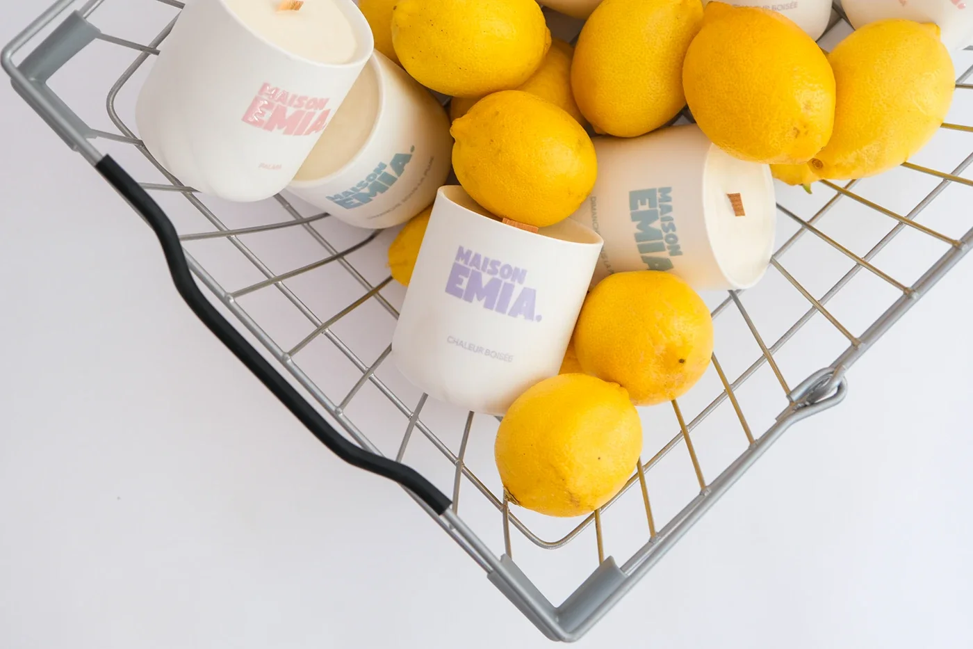 Caddie métallique avec des citrons jaunes et des tasses blanches avec des inscriptions colorées