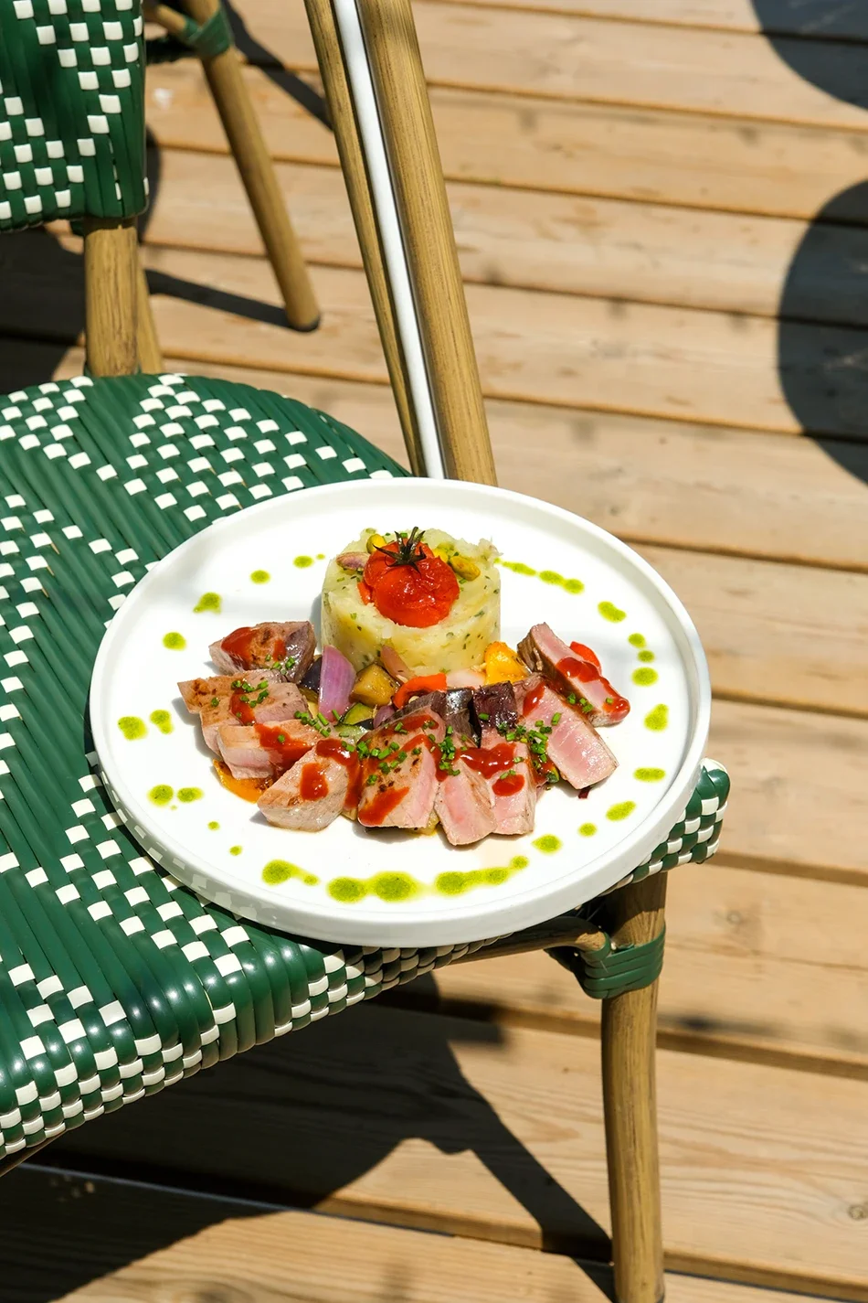 Branding, feed Instagram, stratégie de communication, shooting photo et montage vidéo Réel Instagram, pour la gestion et le développement des réseaux sociaux d'un restaurant en Corse, par ZACE - Agence de communication digitale à Corte.