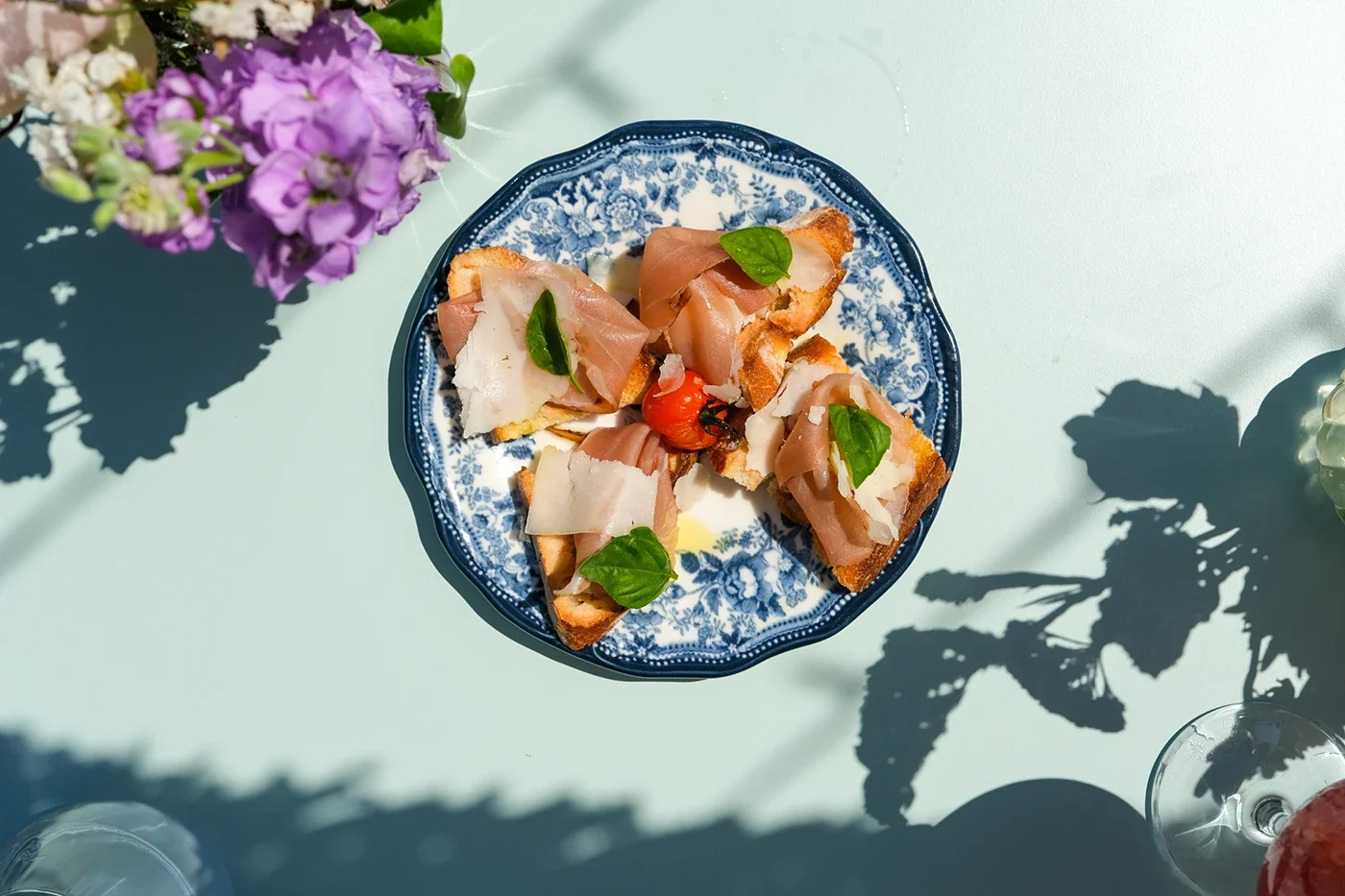 Branding, feed Instagram, stratégie de communication, shooting photo et montage vidéo Réel Instagram, pour la gestion et le développement des réseaux sociaux d'un restaurant en Corse, par ZACE - Agence de communication digitale à Corte.