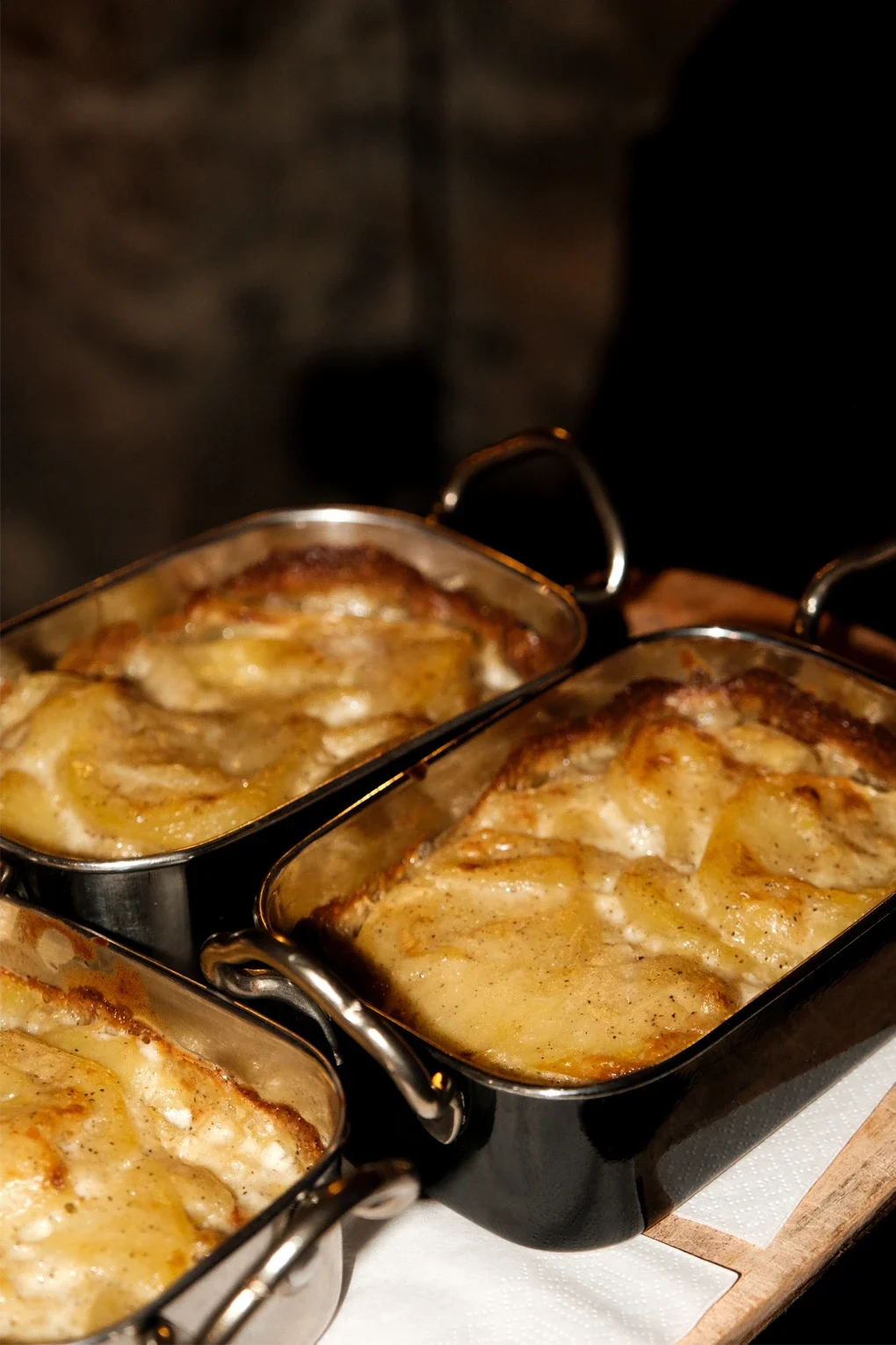 Gratin de pommes de terre cuit dans des petits plats en métal