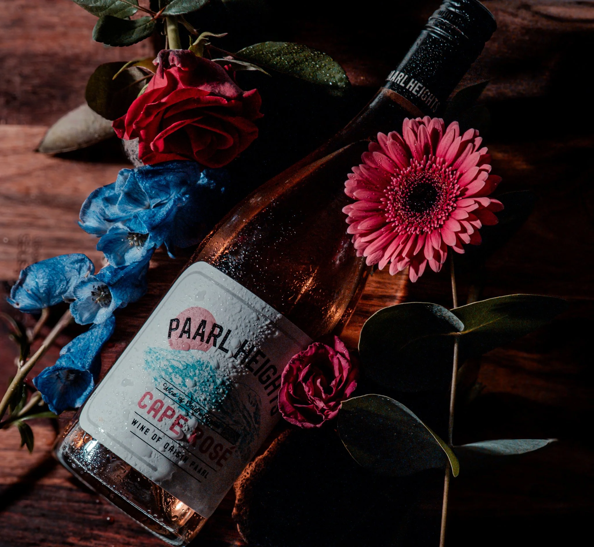 Creatieve productfotografie van een wijnfles met bloemen door Nex Era Creations