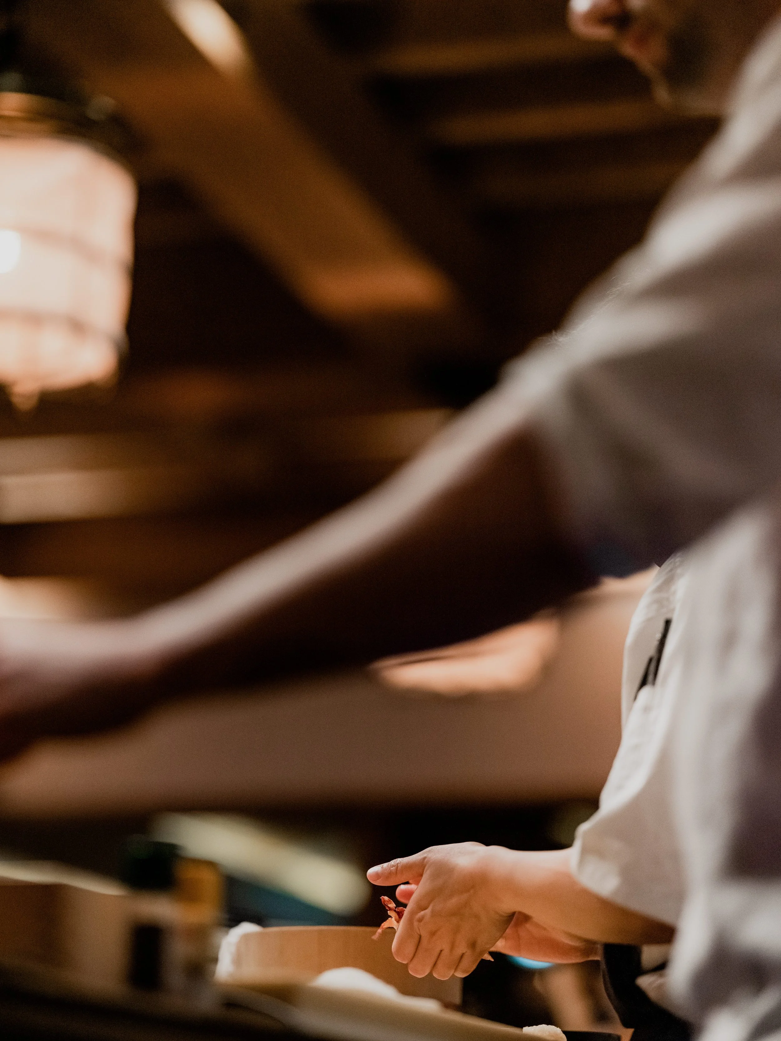 Sushi-Koch mischt Reis