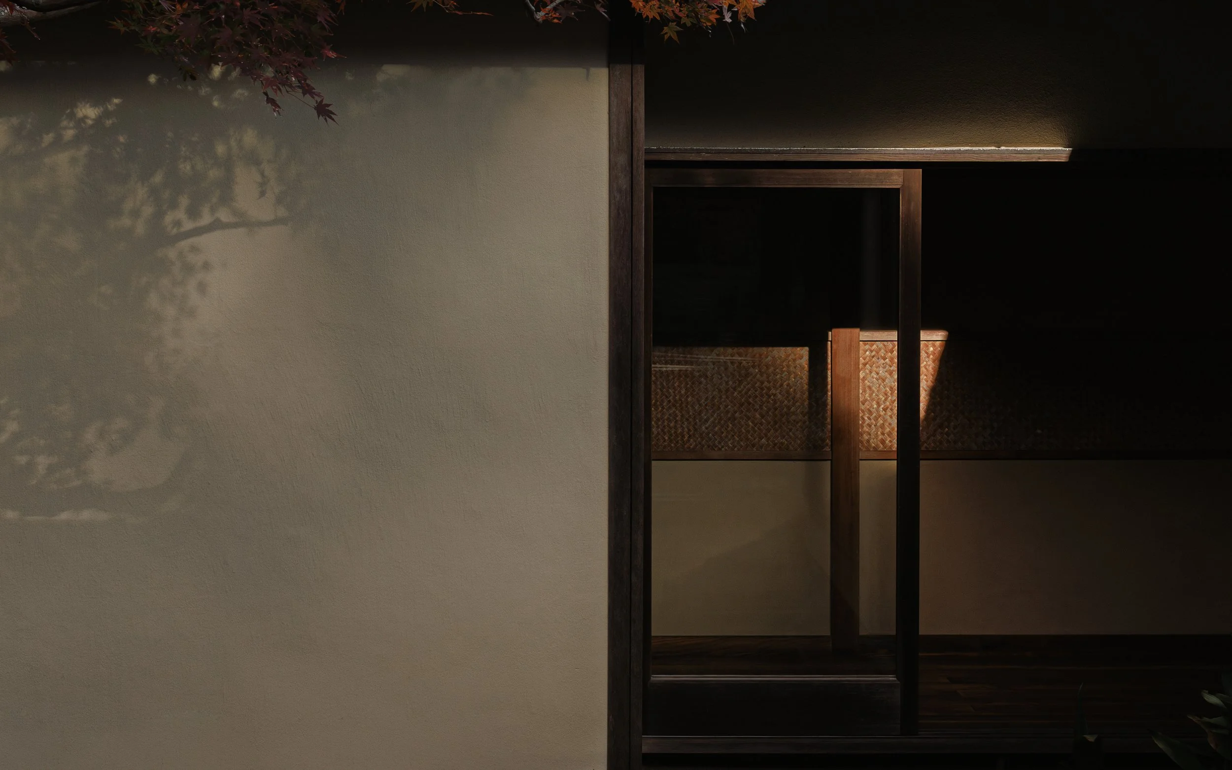 Die Außenansicht eines japanischen Hauses bei Sonnenuntergang.