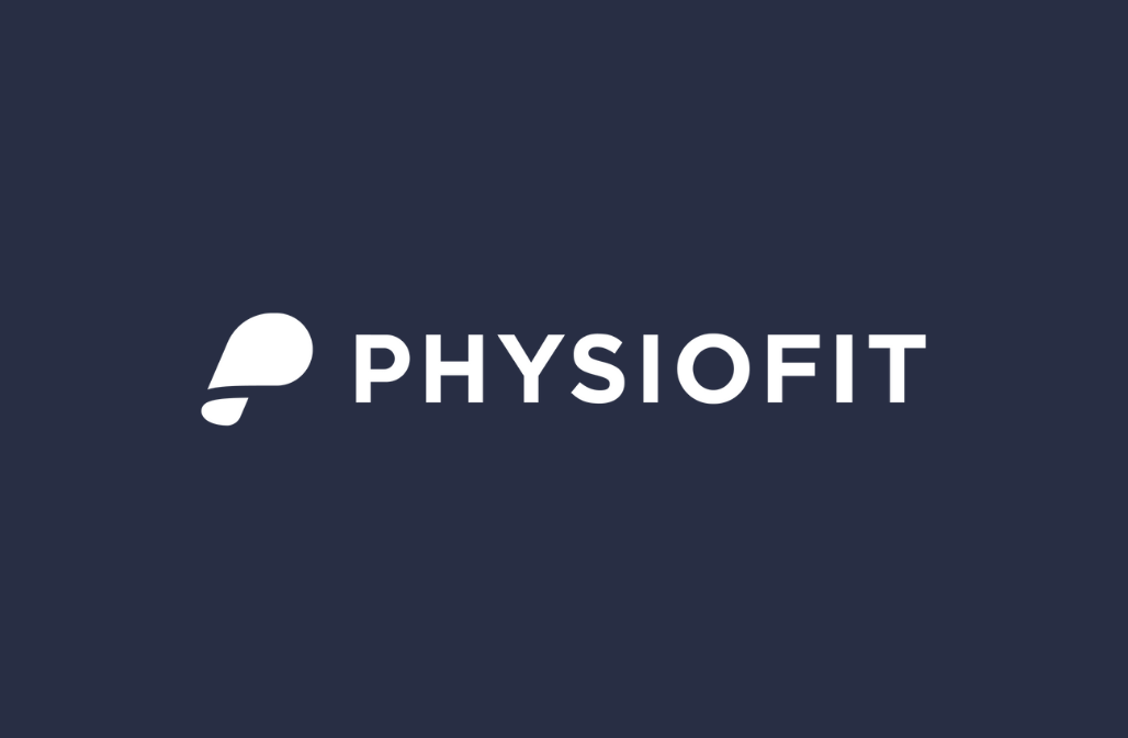Das Bild zeigt das Logo von Physiofit auf dunklem Hintergrund, bestehend aus einem stilisierten Blatt neben dem Schriftzug 'PHYSIOFIT' in weiß.