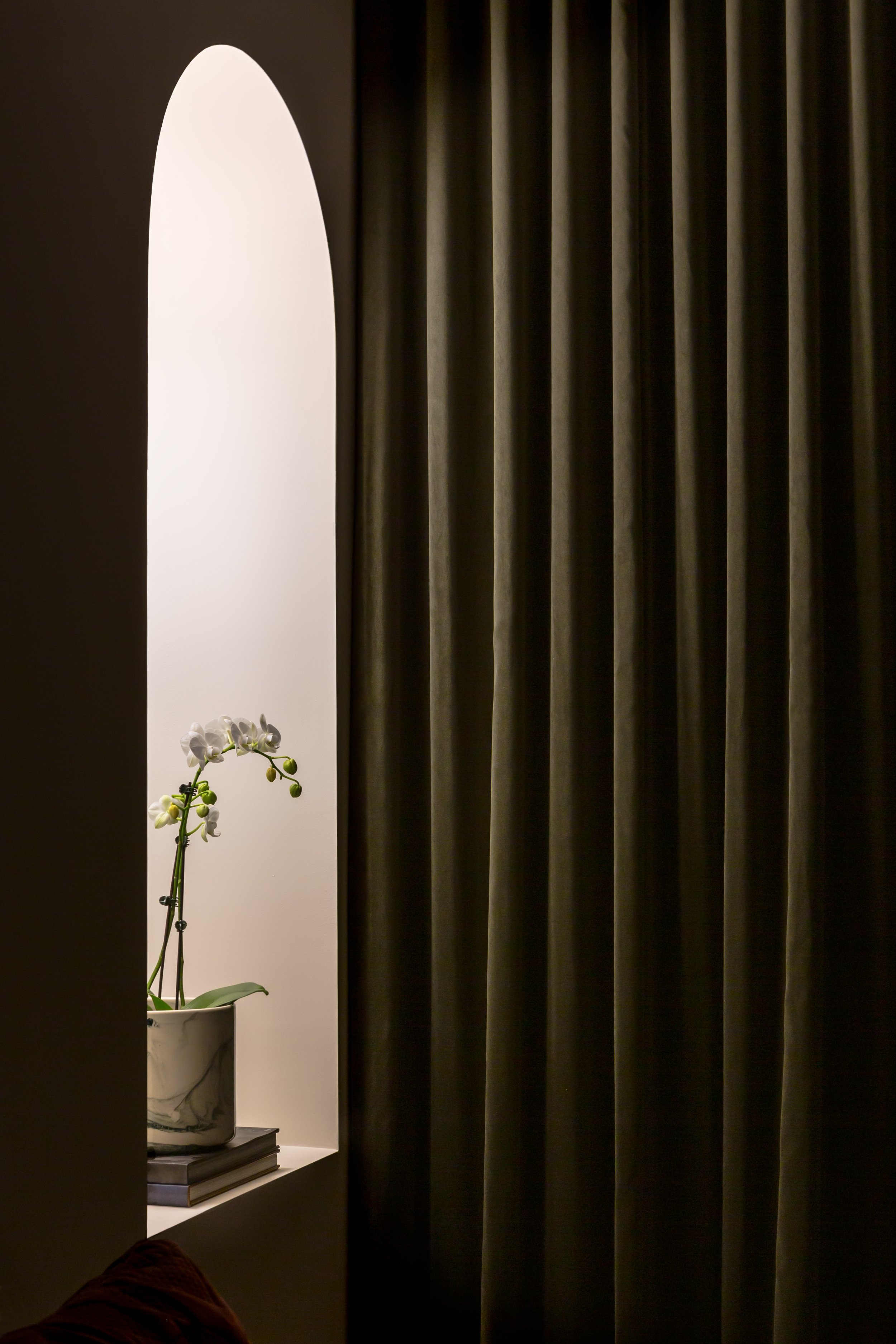 レストラン内の緑のカ⁠ーテンとランの花⁠。