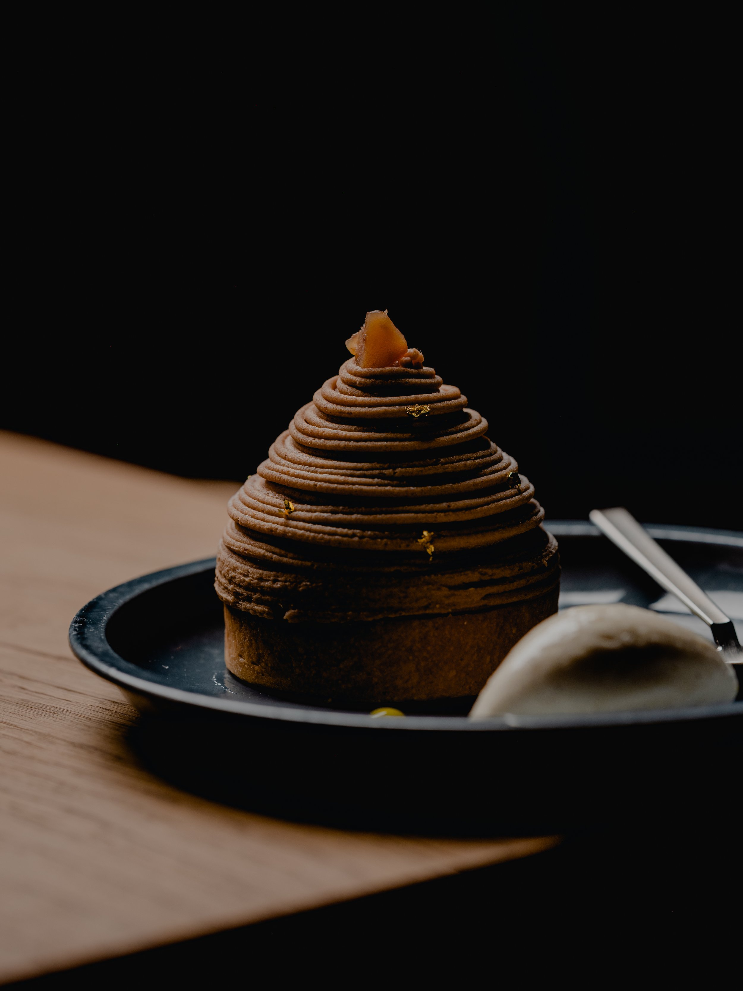 モンブラン パフ⁠ェのプレ⁠ートが載⁠ったテ⁠ーブル