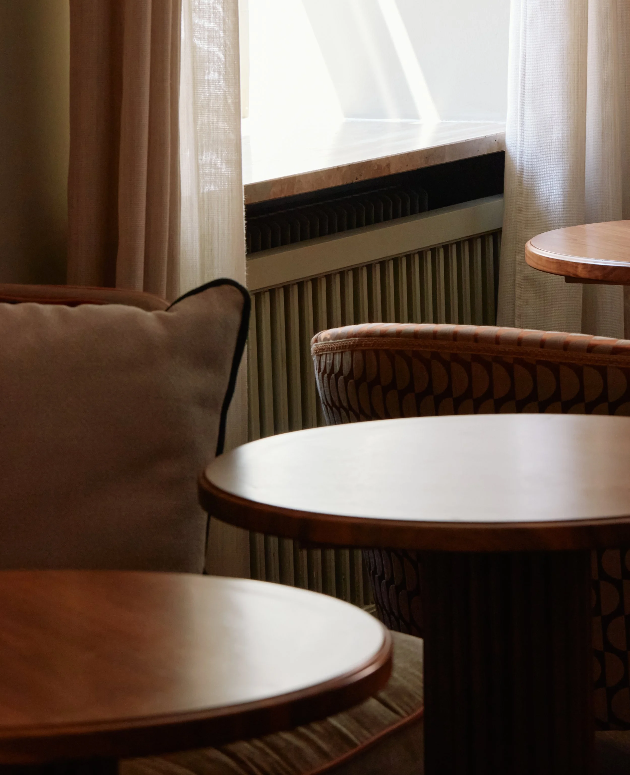 丸テ⁠ーブルとカ⁠ーテンの画像⁠。