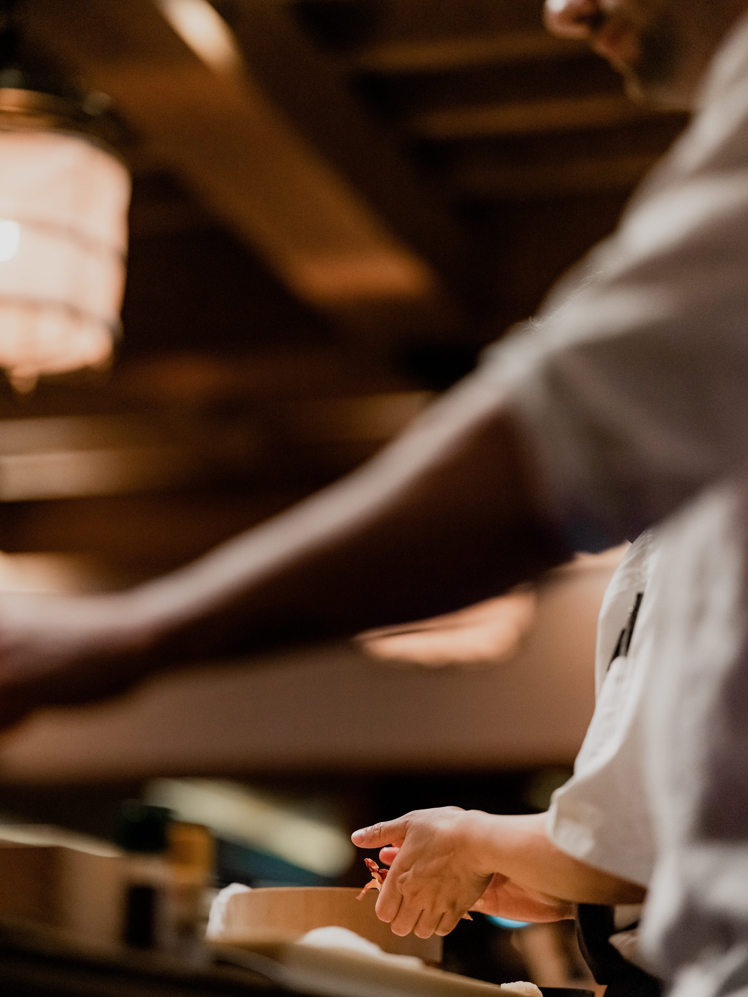 ご飯を混ぜる寿司職人