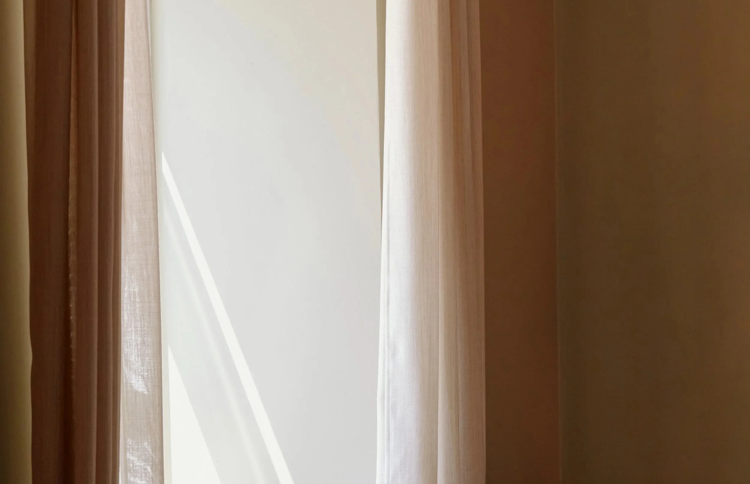 レストラン内のカ⁠ーテンのクロ⁠ーズア⁠ップ