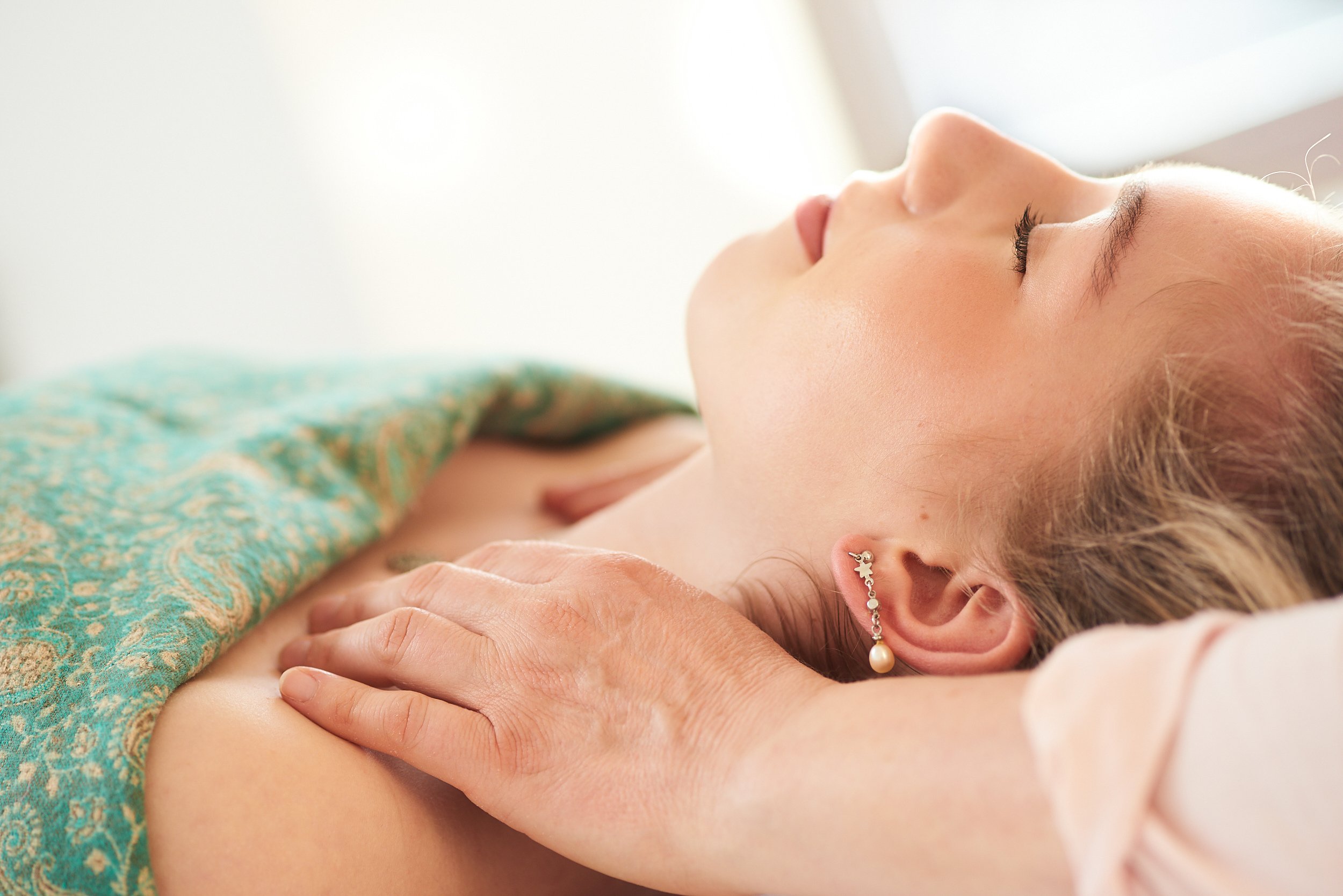 Craniosacrale Behandlung zur Unterstützung des Nervensystems, für innere Balance, Entspannung und ganzheitliches Wohlbefinden.