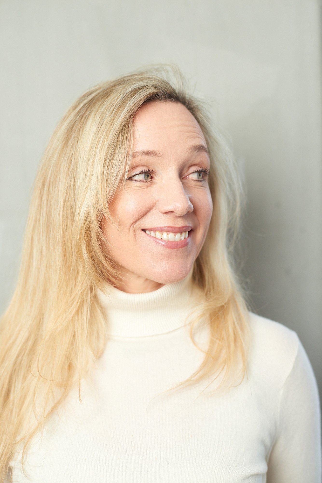 Katrin Nolte in ihrer Praxis für Craniosacrale Therapie und ganzheitliche Gesundheit in Hamburg.