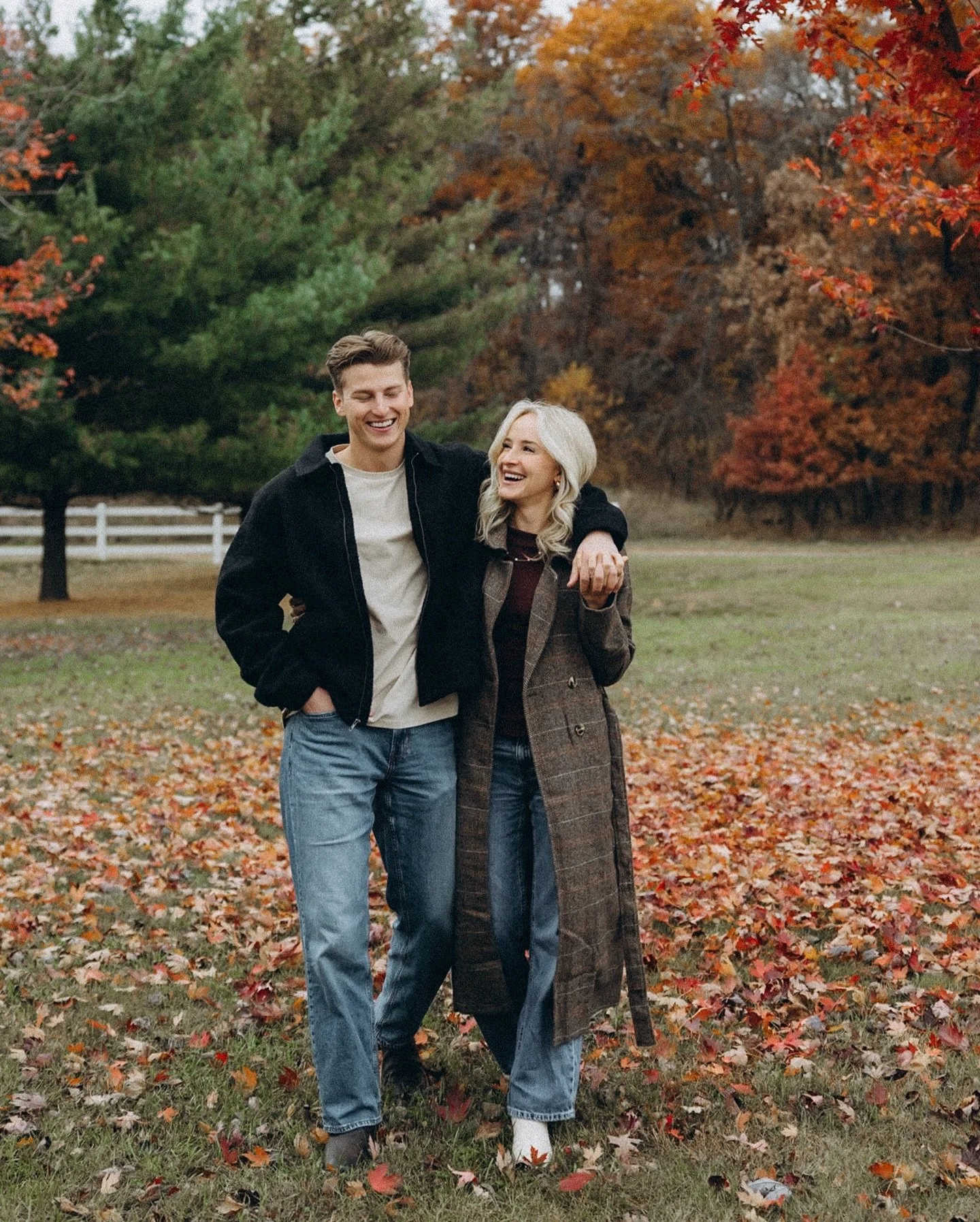 Autumn, stay a bit longer 🍂 
&bull;
&bull;
#fallcouplepictures #fallphotoshoot #autumnphotography #minnesotaphotographer #minnesotaphotographers