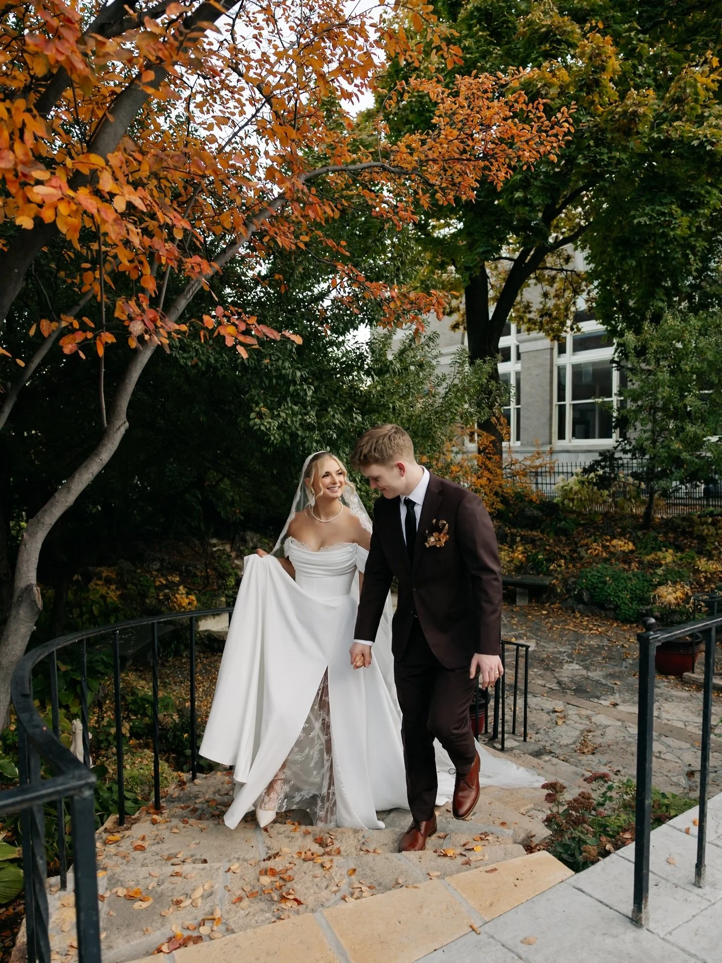 Fall weddings have my heart ✨
&bull;
&bull;
#minnesotaphotographer #mnphotographer #mnweddingphotographers #minnesotaweddingphotographer