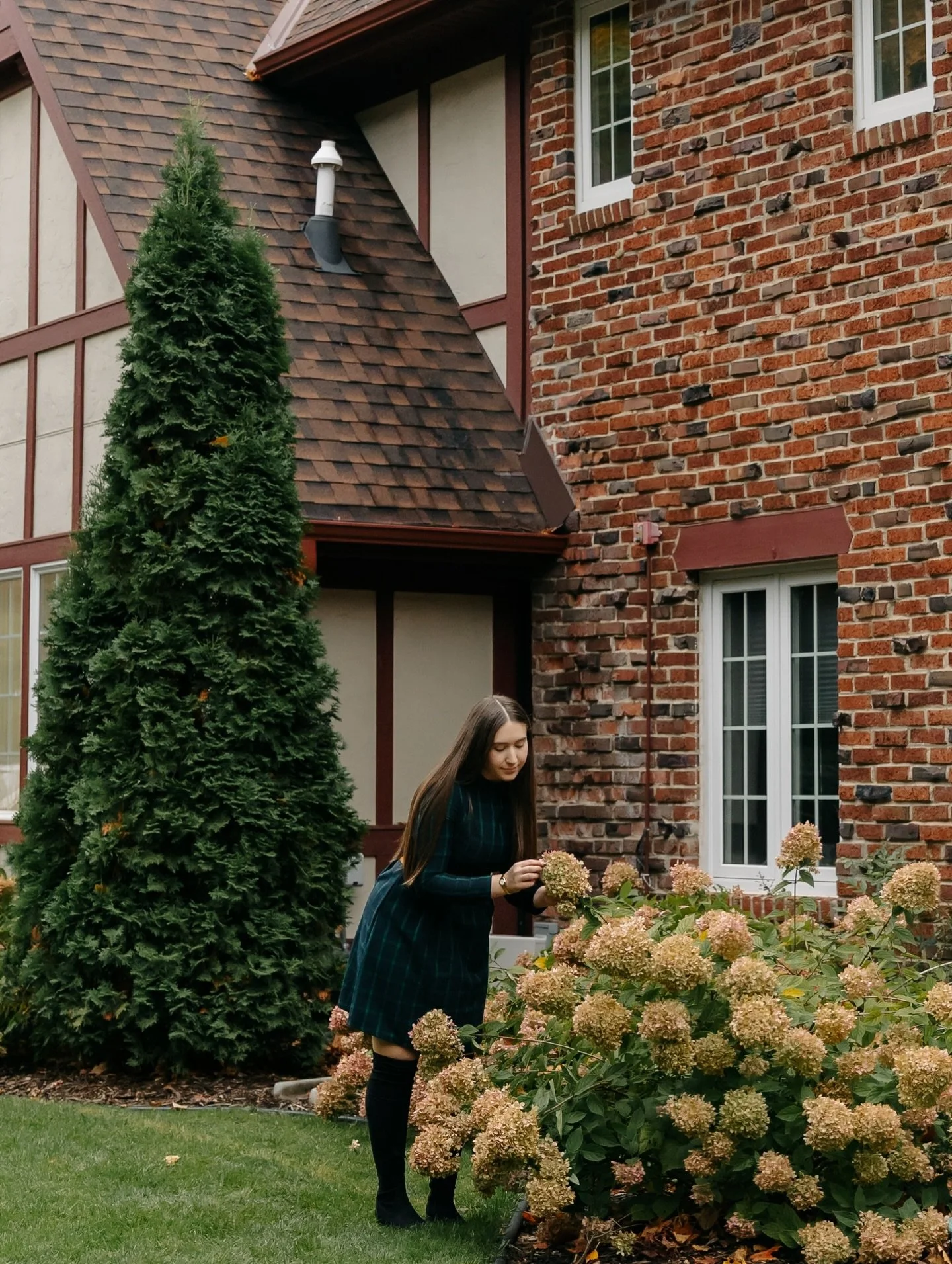 Taking a moment to step in front of the camera. Grateful for every story I got to capture this year and for the family who reminds me why I love what I do. 
&bull;
&bull;photography by @irinapartyka.photography 
&bull;editing by me 
#minnesotaphotogr
